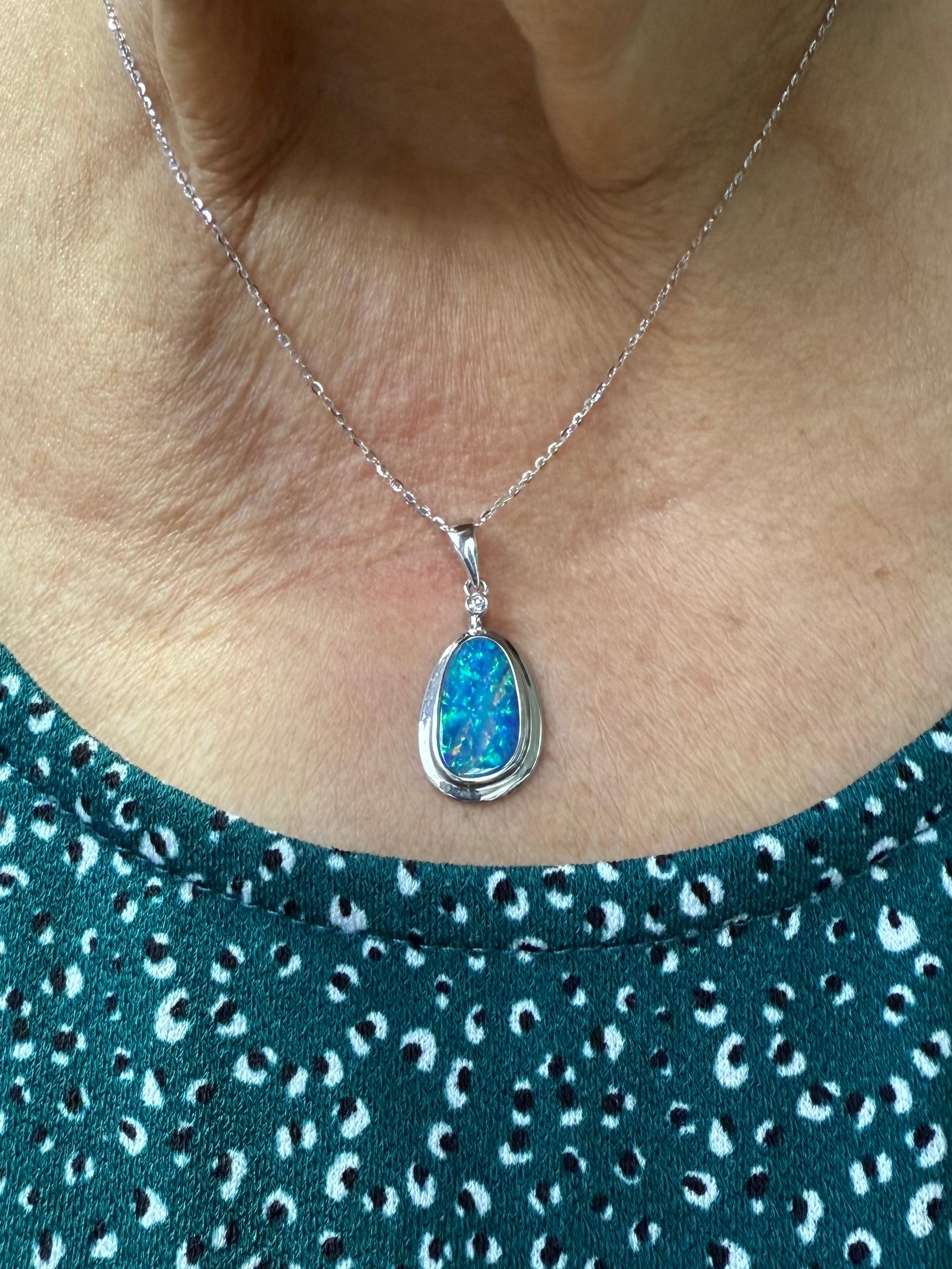 Collana con ciondolo in oro bianco con opale Boulder e diamanti.

Questa collana con opale Boulder e diamanti è realizzata in oro bianco 14k.  Un'opale Boulder dalla forma libera, luminosa e colorata con lampi di colori blu, verdi e rossi. È