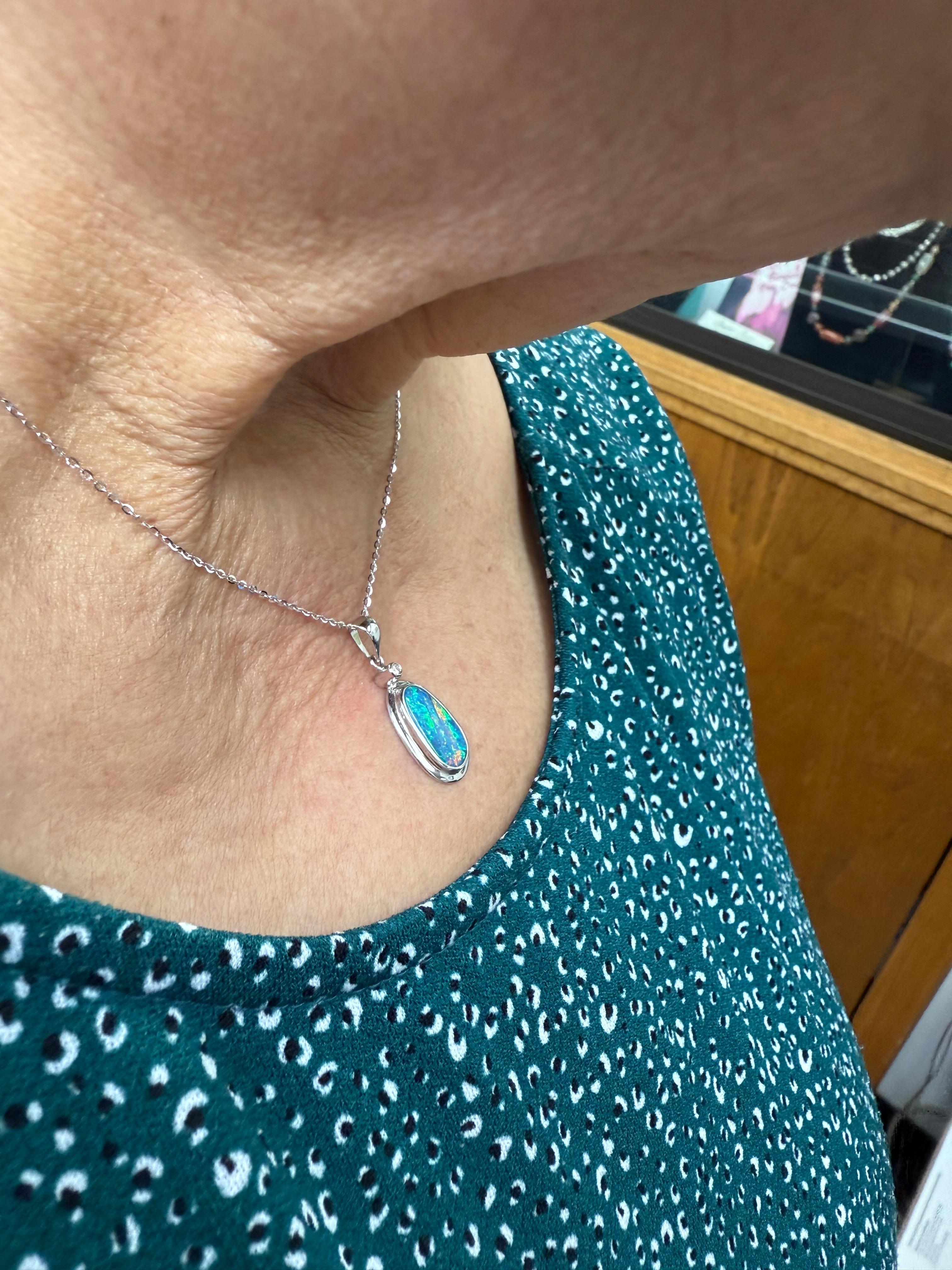 Contemporaneo Collana con ciondolo Boulder Opale e Diamante in Oro Bianco in vendita