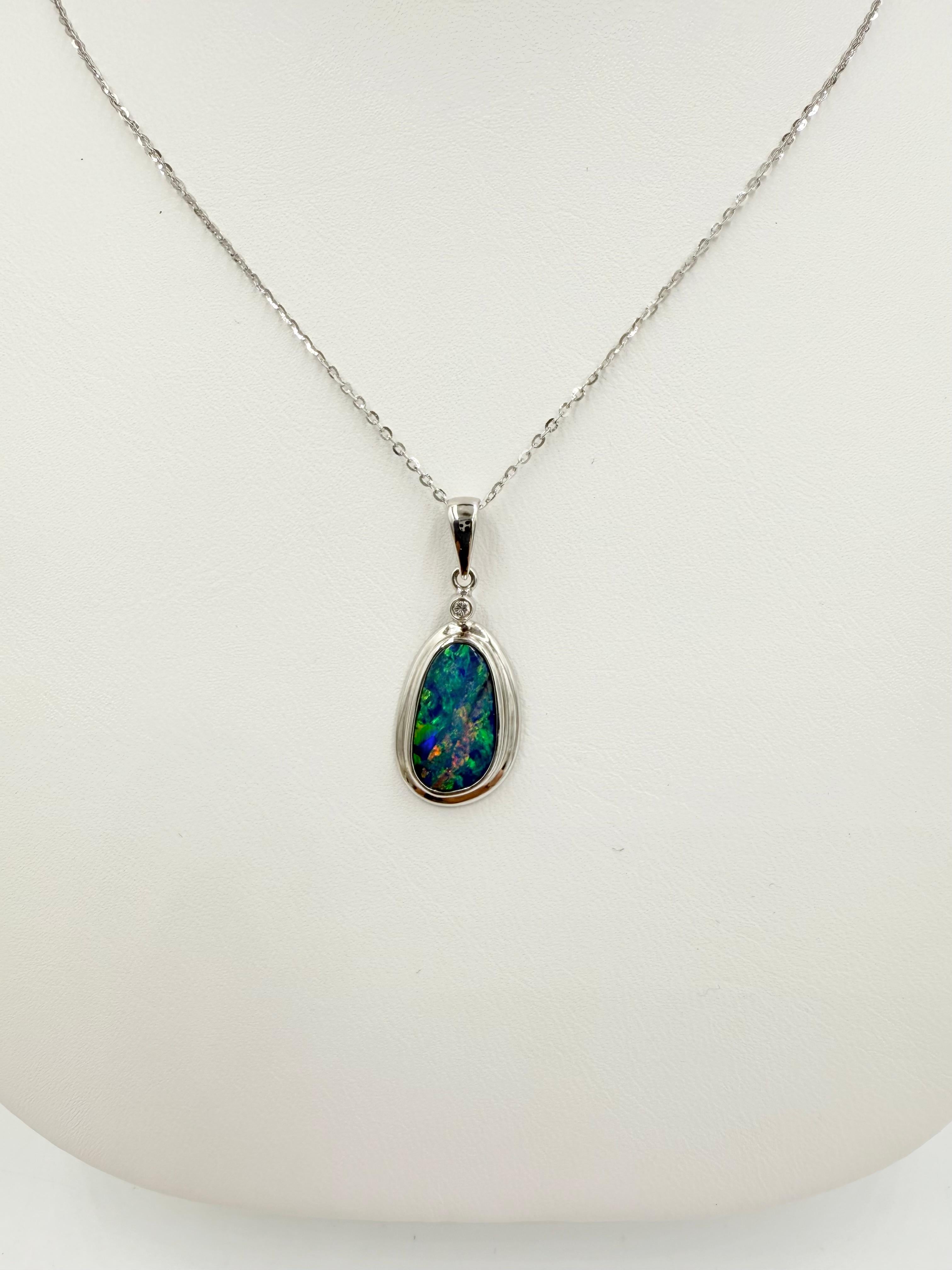 Collana con ciondolo Boulder Opale e Diamante in Oro Bianco In condizioni buone in vendita a Los Angeles, CA