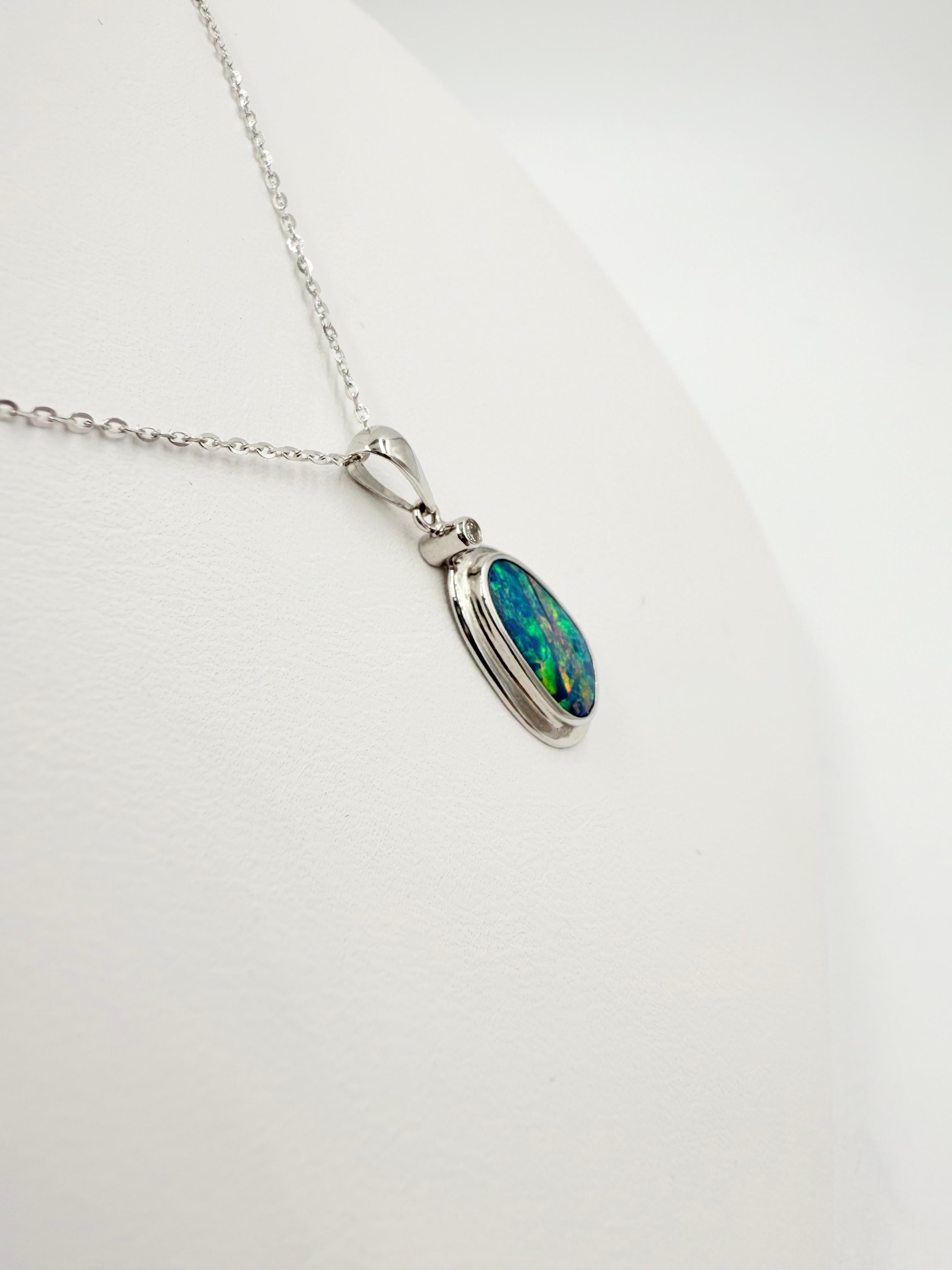 Collana con ciondolo Boulder Opale e Diamante in Oro Bianco in vendita 1