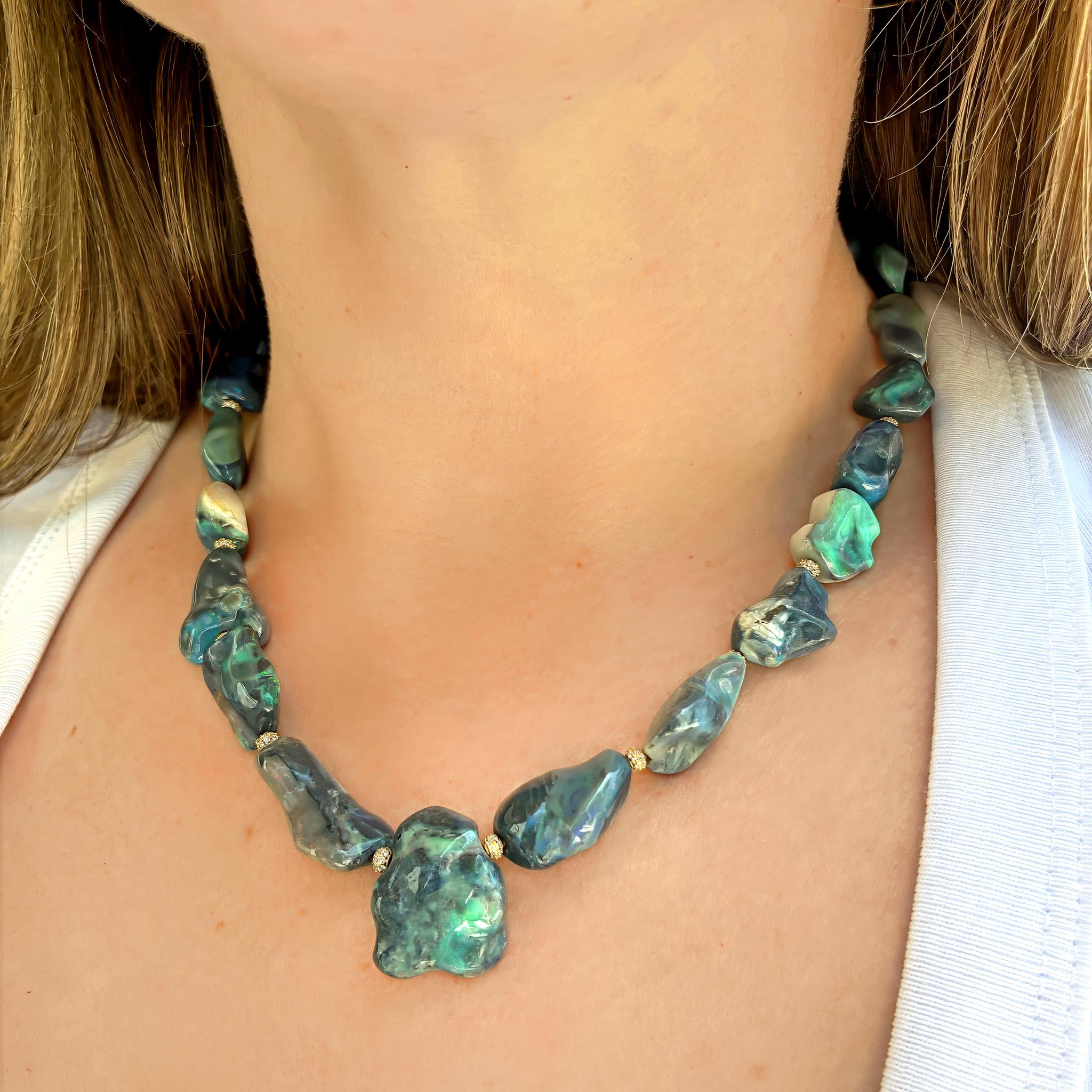 Célébrez l'élégance brute de la nature avec ce superbe collier en opale de Boulder et diamants du créateur de bijoux Just Jules. Chaque opale de cette pièce unique est une œuvre d'art naturelle - sauvage, richement colorée et pleine de caractère.