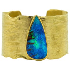 Boulder Opal Gold Manschettenarmband 22 Karat Gold 18 Karat Gold Texturiertes Gold