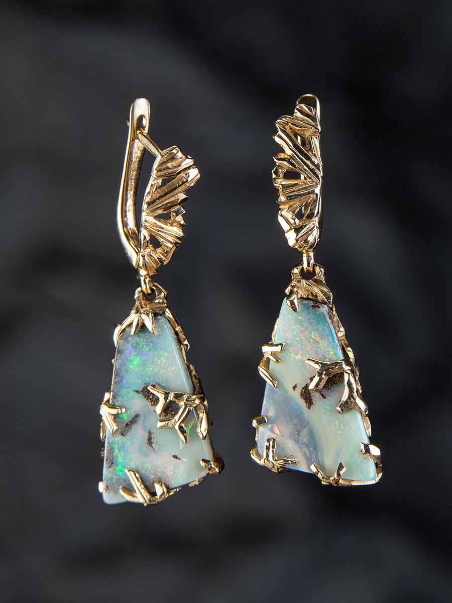 Boulder Opal Gold Earrings Triangle Australian Gemstone Rainbow gemstone In New Condition For Sale In Berlin, DE