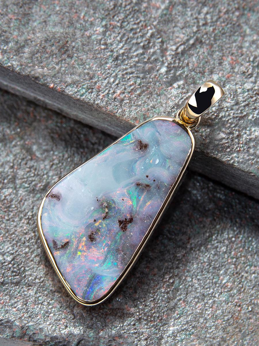 Boulder Opal Gold-Anhänger Hellblauer australischer Opal (Cabochon) im Angebot