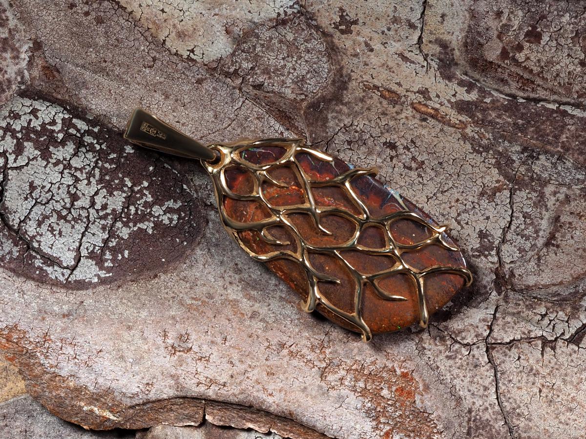 Taille cabochon Boulder Opal Gold Pendant Russet Brown Australian Gemstone vintage style gift en vente