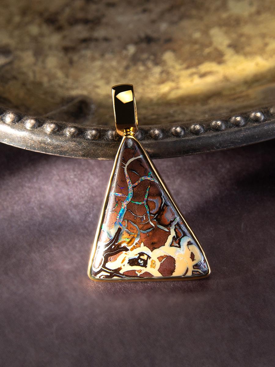 Boulder Opal Gold Pendant Walnut Brown Triangle cadeau collier opale naturelle or en vente 4
