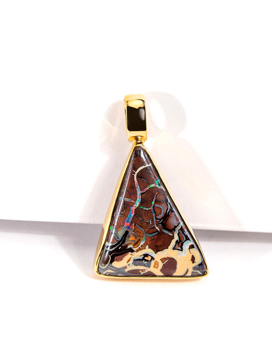 Mouvement esthétique Boulder Opal Gold Pendant Walnut Brown Triangle cadeau collier opale naturelle or en vente