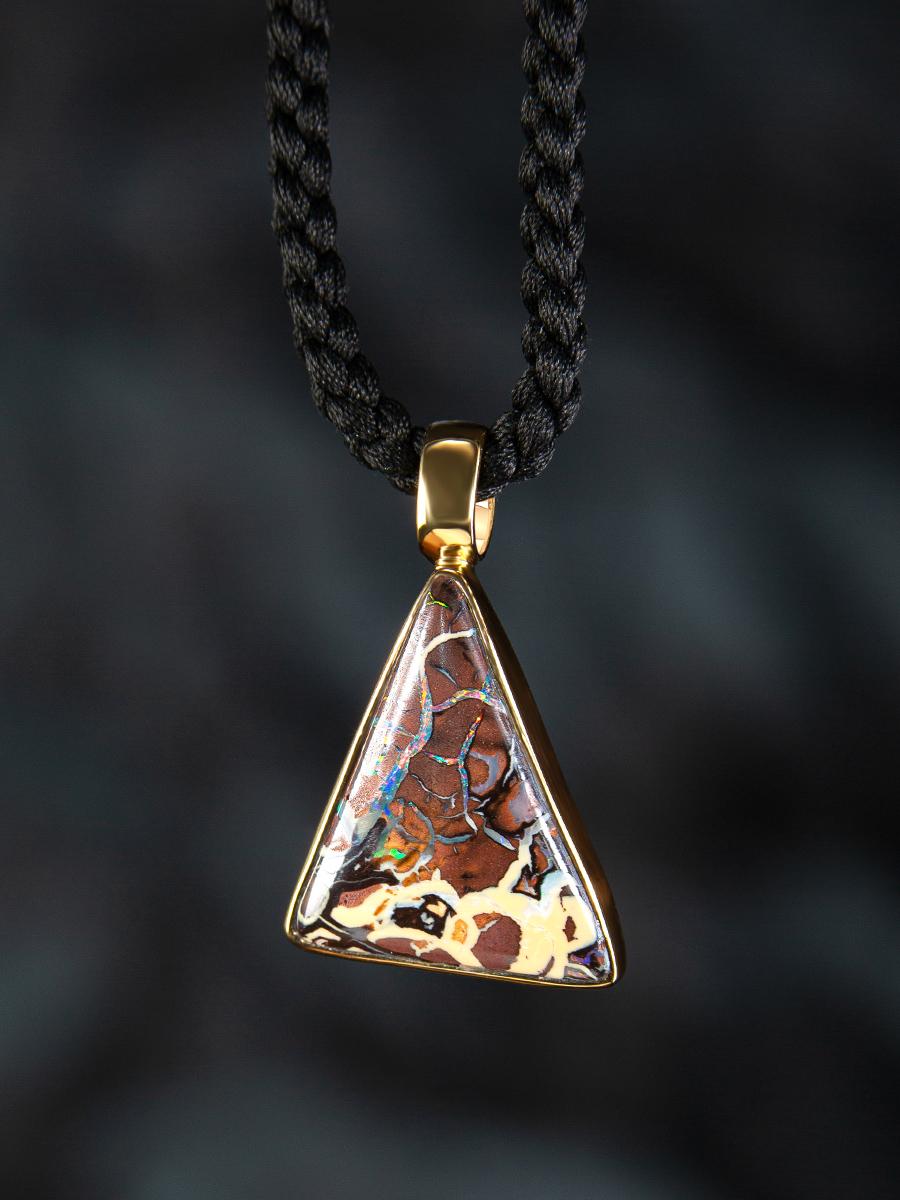 Boulder Opal Gold Pendant Walnut Brown Triangle cadeau collier opale naturelle or en vente 3
