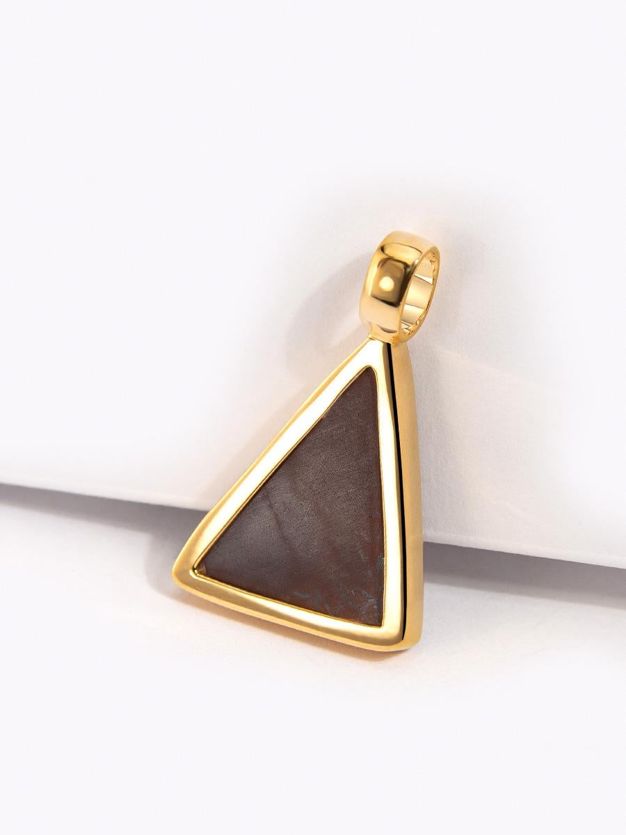 Boulder Opal Gold Pendant Walnut Brown Triangle nugget In New Condition For Sale In Berlin, DE