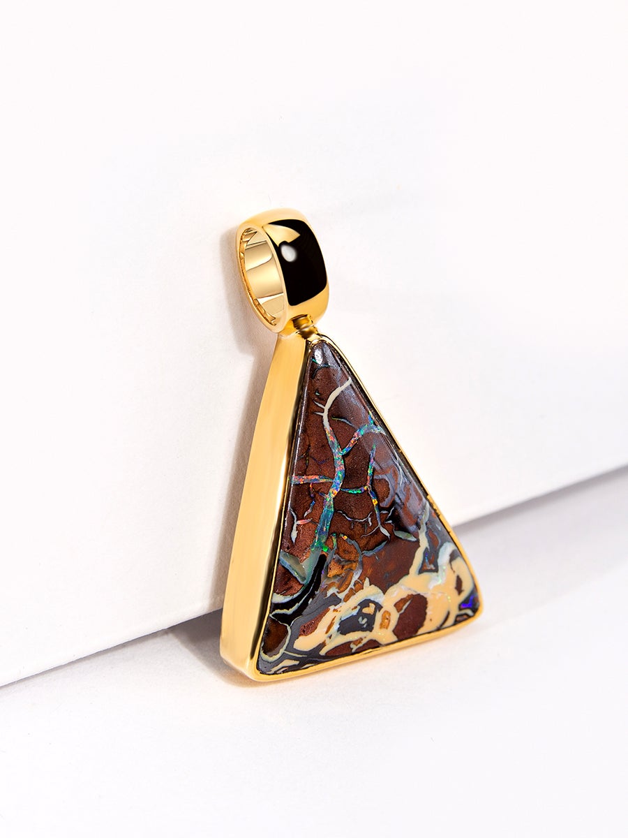 18K Goldanhänger mit natürlichem Boulder Opal 
Opal Herkunft - Australien
Opal-Messungen  - 0.16 х 0.67 х 0.79 in / 4 х 17 х 20 mm
Gewicht des Steins - 9.85 Karat
Länge des Anhängers  - 1.1 in / 28 mm
Gewicht des Anhängers - 4.25 Gramm


Wir