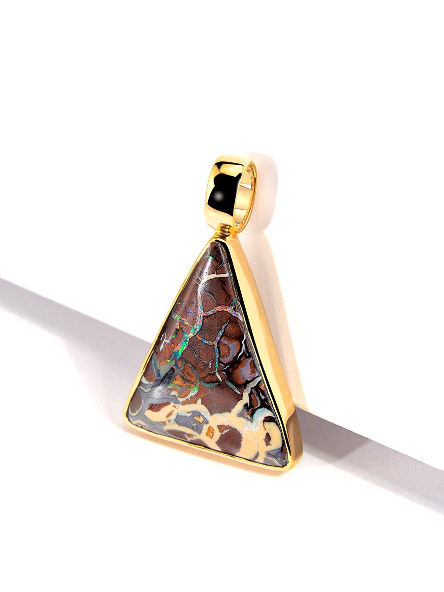 Boulder Opal Gold Pendant Walnut Brown Triangle nugget (Cabochon) im Angebot