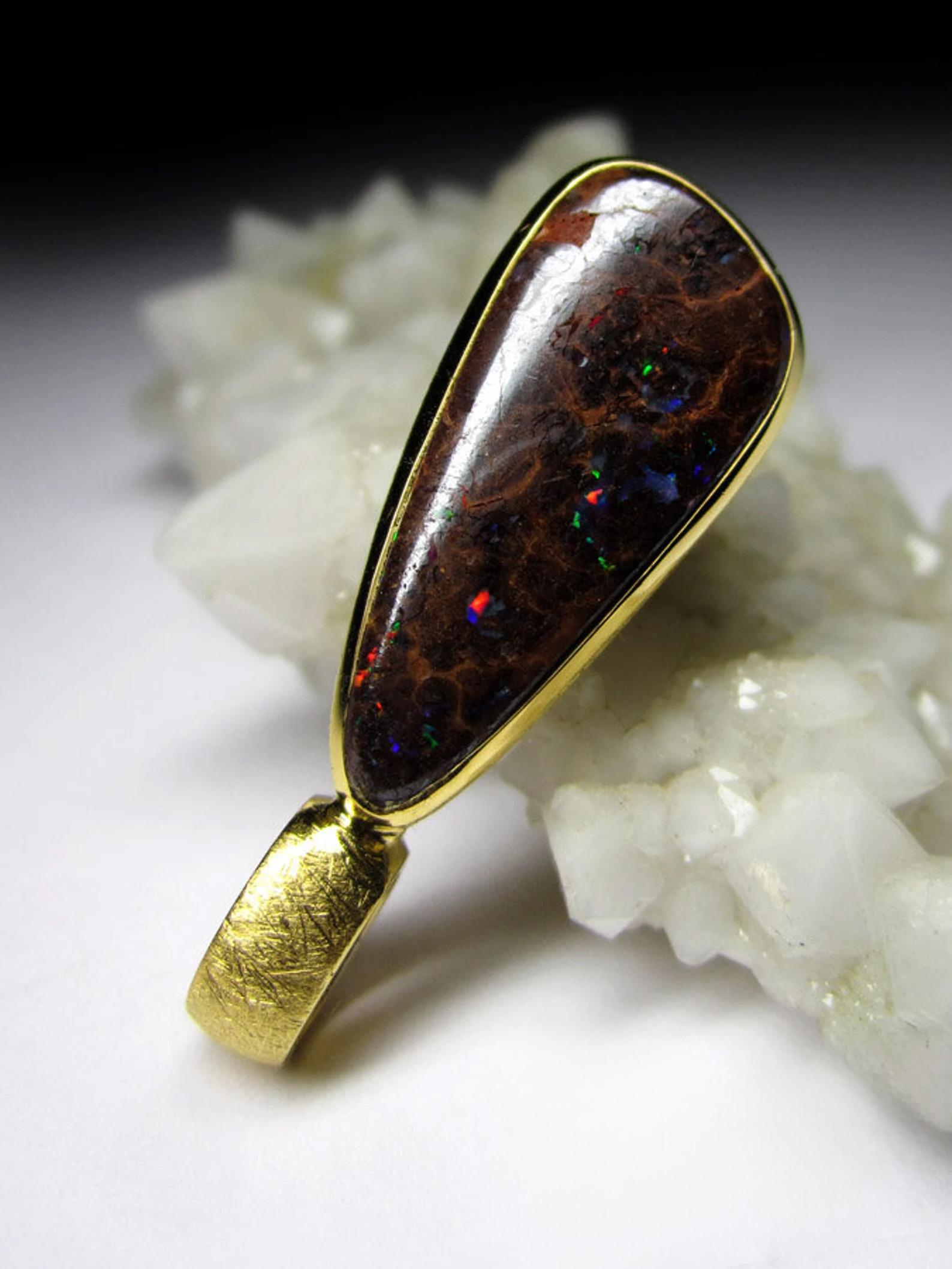 Taglio trillion Collana Boulder Opale in argento placcato oro stile Game of Thrones in vendita