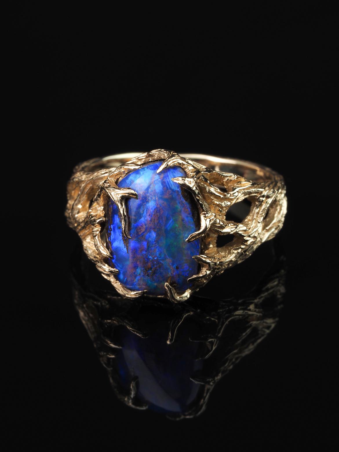 Une bague en opale de la collection intemporelle Magic forest : Bague unisexe Boulder Opal en or jaune 14K
Origine de l'opale - Australie 
Dimensions de l'opale - 0,16 х 0,31 х 0,47 in / 4 х 8 х 12 mm
Poids de la pierre - 3,80 carats
poids de la