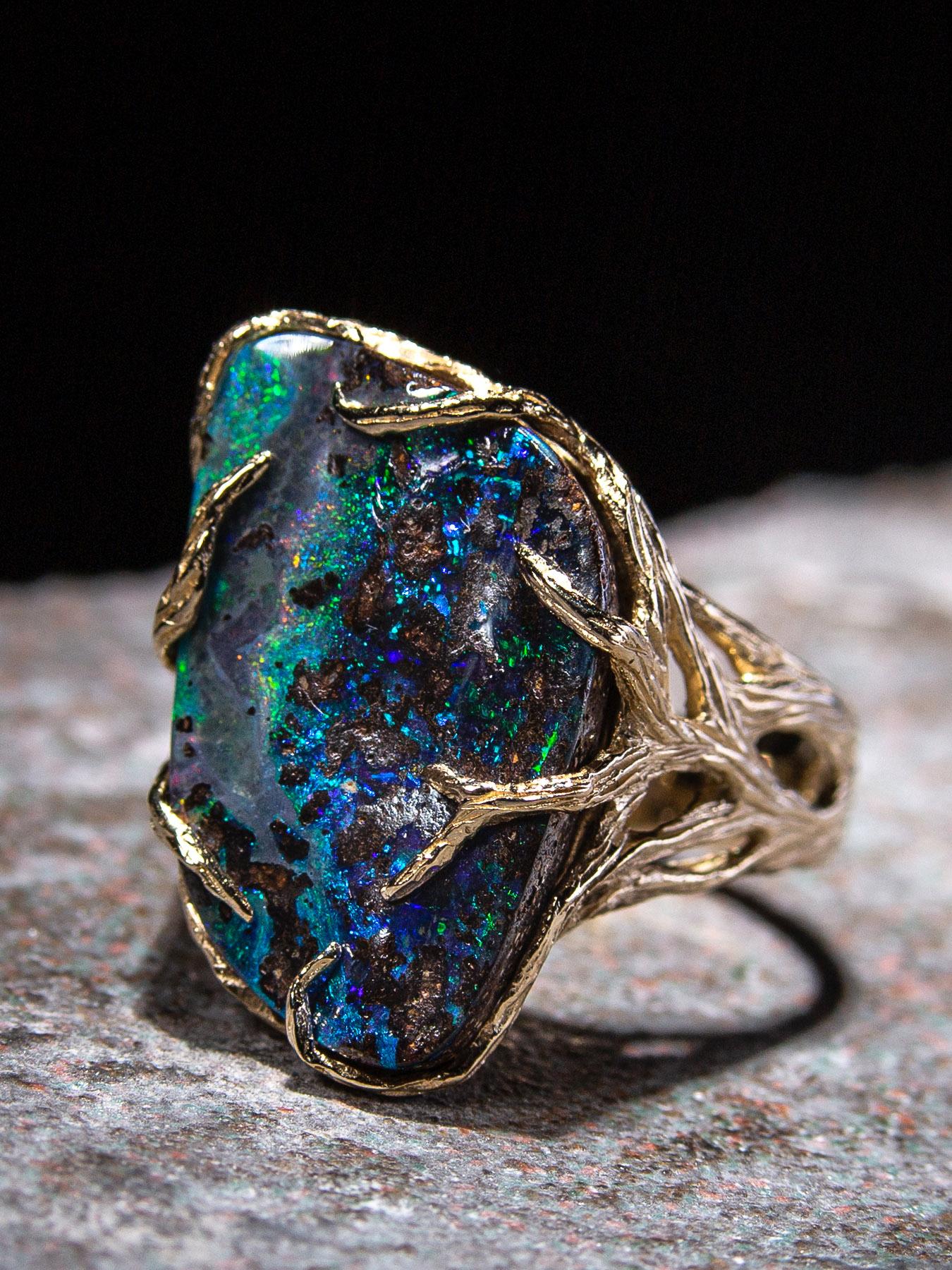 Boulder Opal Gold Ring Multicolor Natural Gemstone Maleficent Style Pattern Opal en vente 3