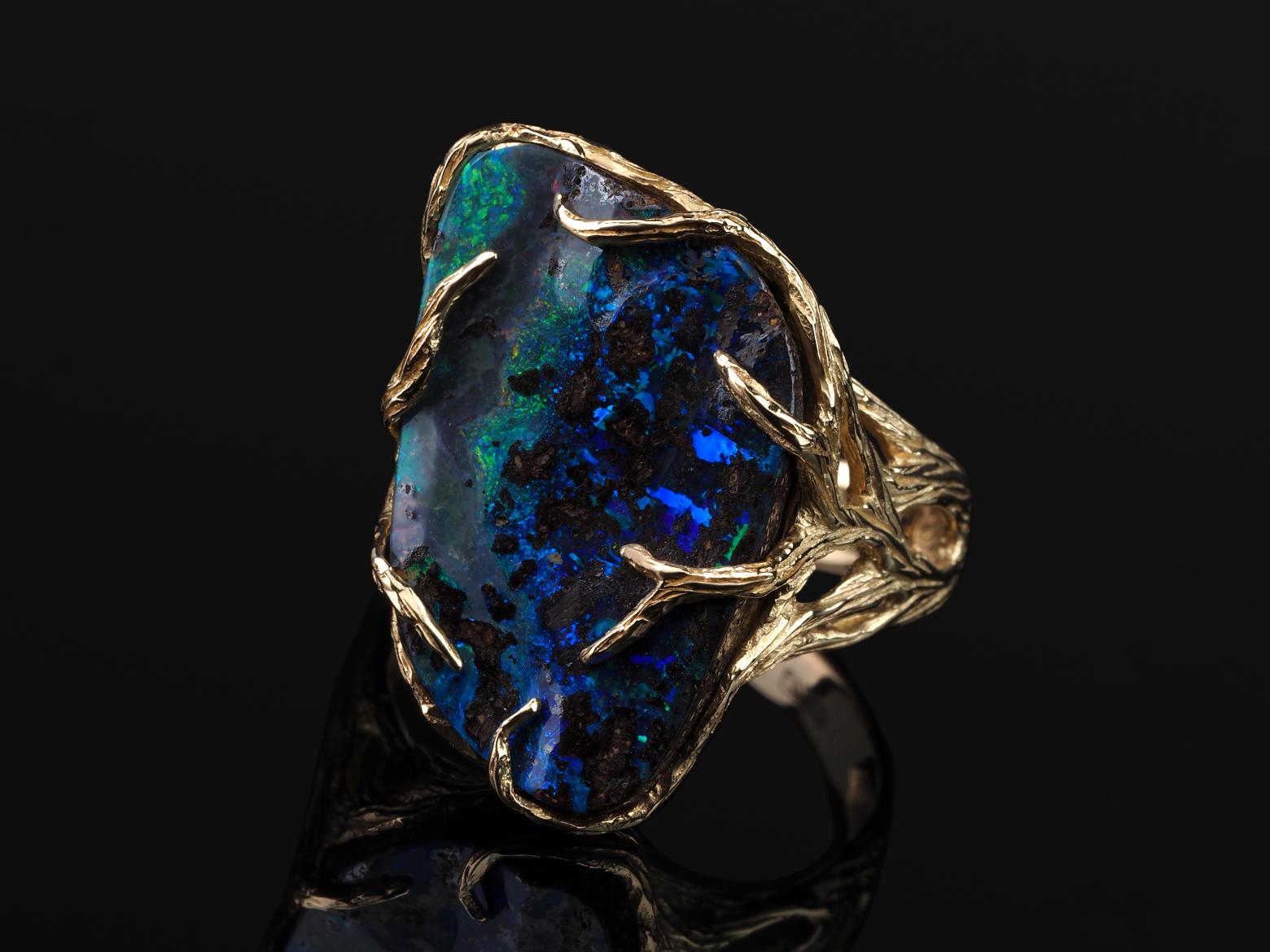Non taillé Boulder Opal Gold Ring Multicolor Natural Gemstone Maleficent Style Pattern Opal en vente