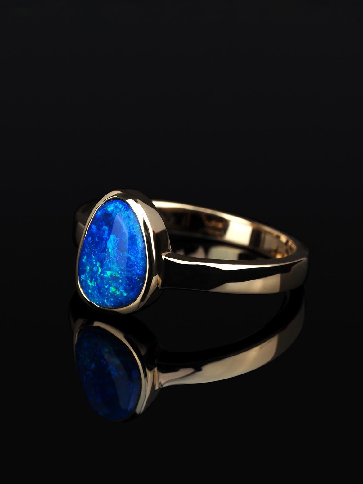 Boulder Opal Gold Ring Shimmering Australian Stone Cobalt Zinc Blue Space Unisex In New Condition For Sale In Berlin, DE