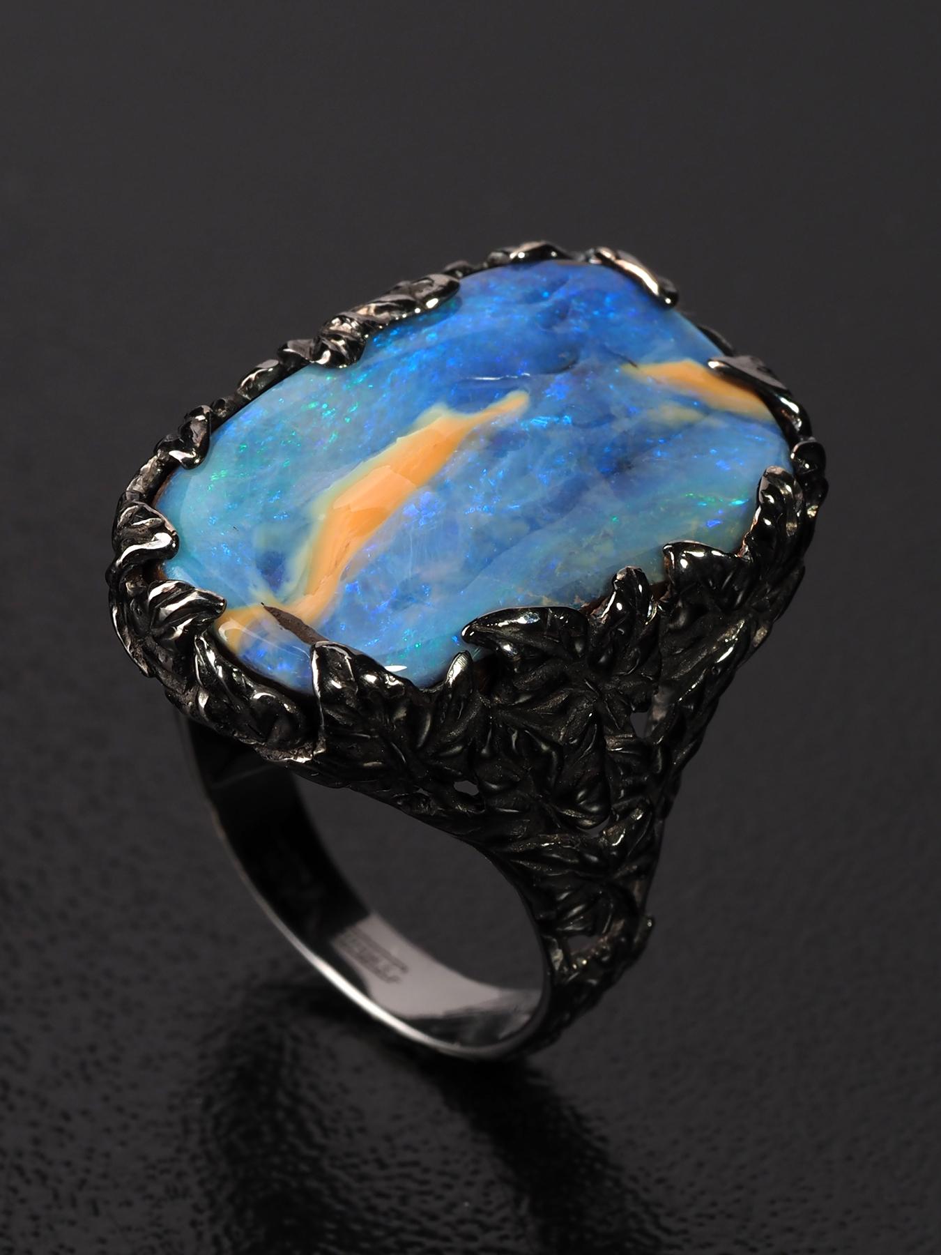 Boulder Opal Ivy Black Gold Ring Bright Blue Opalscent Gemstone Kingfisher Bird In New Condition In Berlin, DE