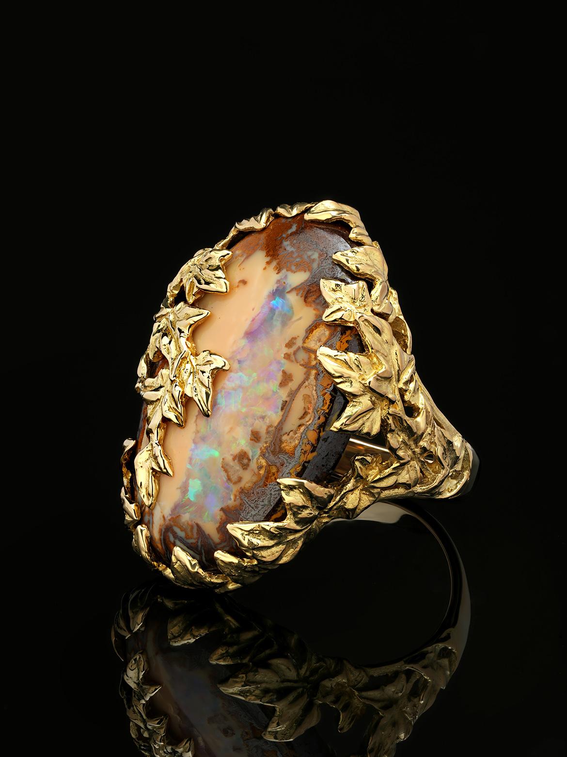 Bague Ivy avec Opale de Boulder en or jaune 18K
Origine de l'opale - Australie
Dimensions de l'opale - 0.71 х 1.06 in / 18 х 27 mm
Poids de la pierre précieuse - 15 carats
Taille de la bague - 8.5 US - 58 EU
Poids de l'anneau - 14,7