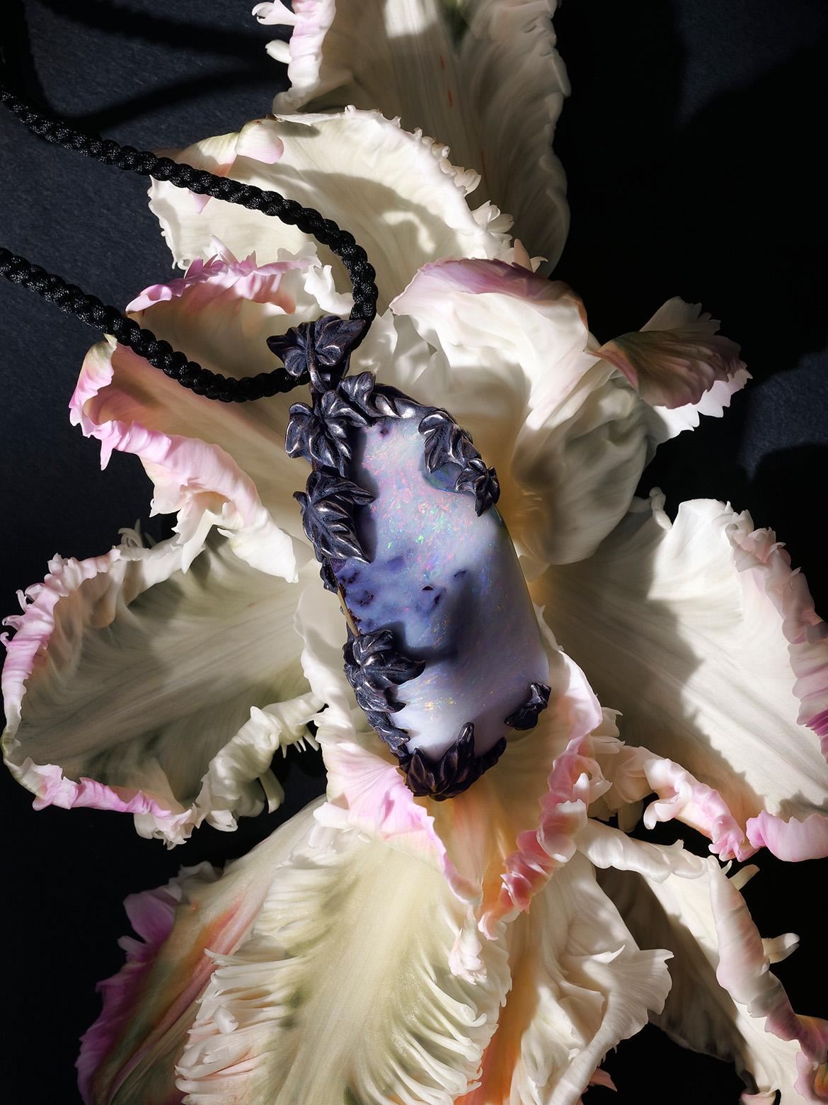 Pendentif lierre avec Opale de Boulder naturelle en argent patiné sur cordon noir 100% soie (fait main au Japon).
Origine de l'opale - Australie
poids de l'opale -  122 carats
Poids du pendentif - 58 grammes
hauteur du pendentif - 70 mm / 2.76