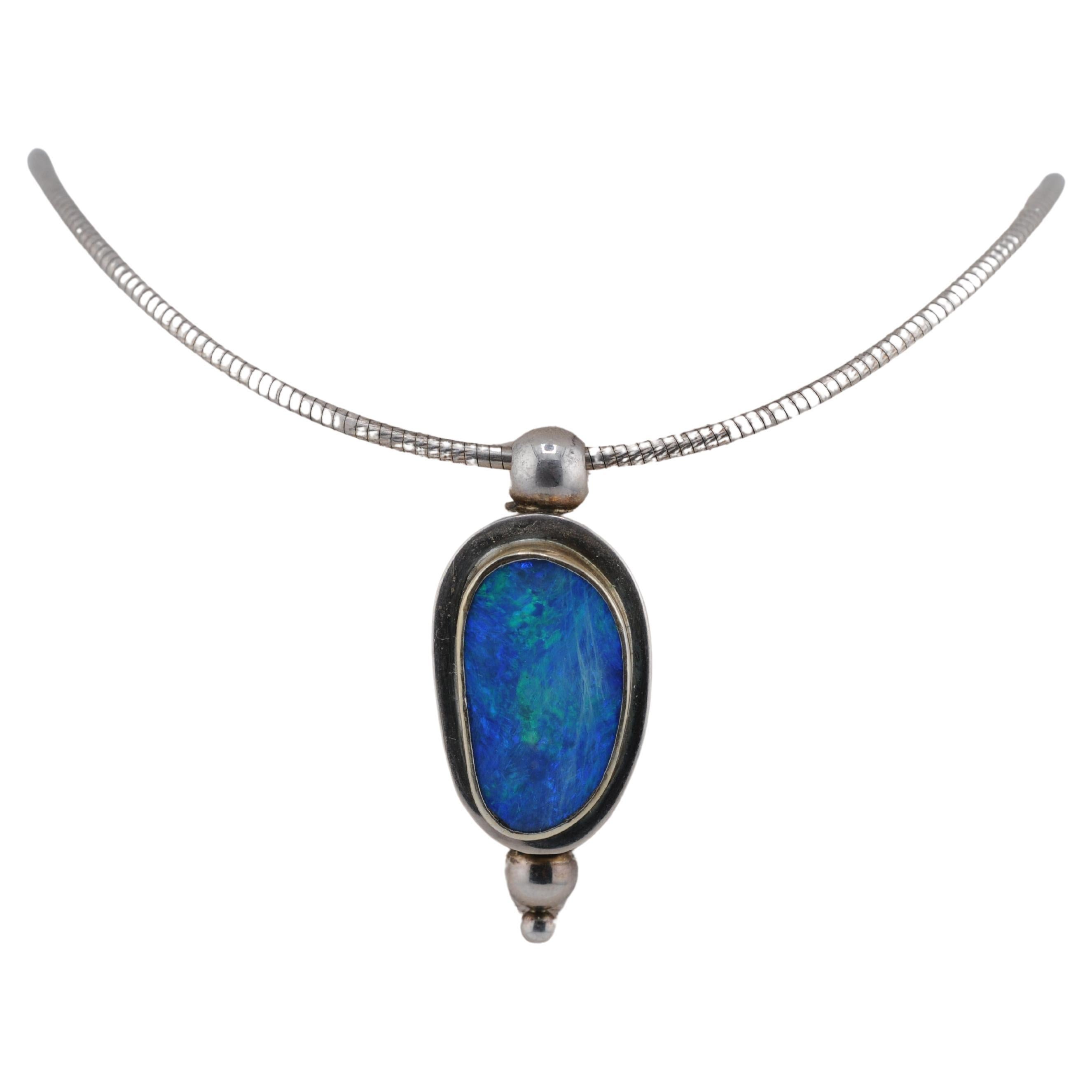 Boulder-Opal-Halskette aus Sterlingsilber mit Goldakzenten (Ästhetizismus) im Angebot