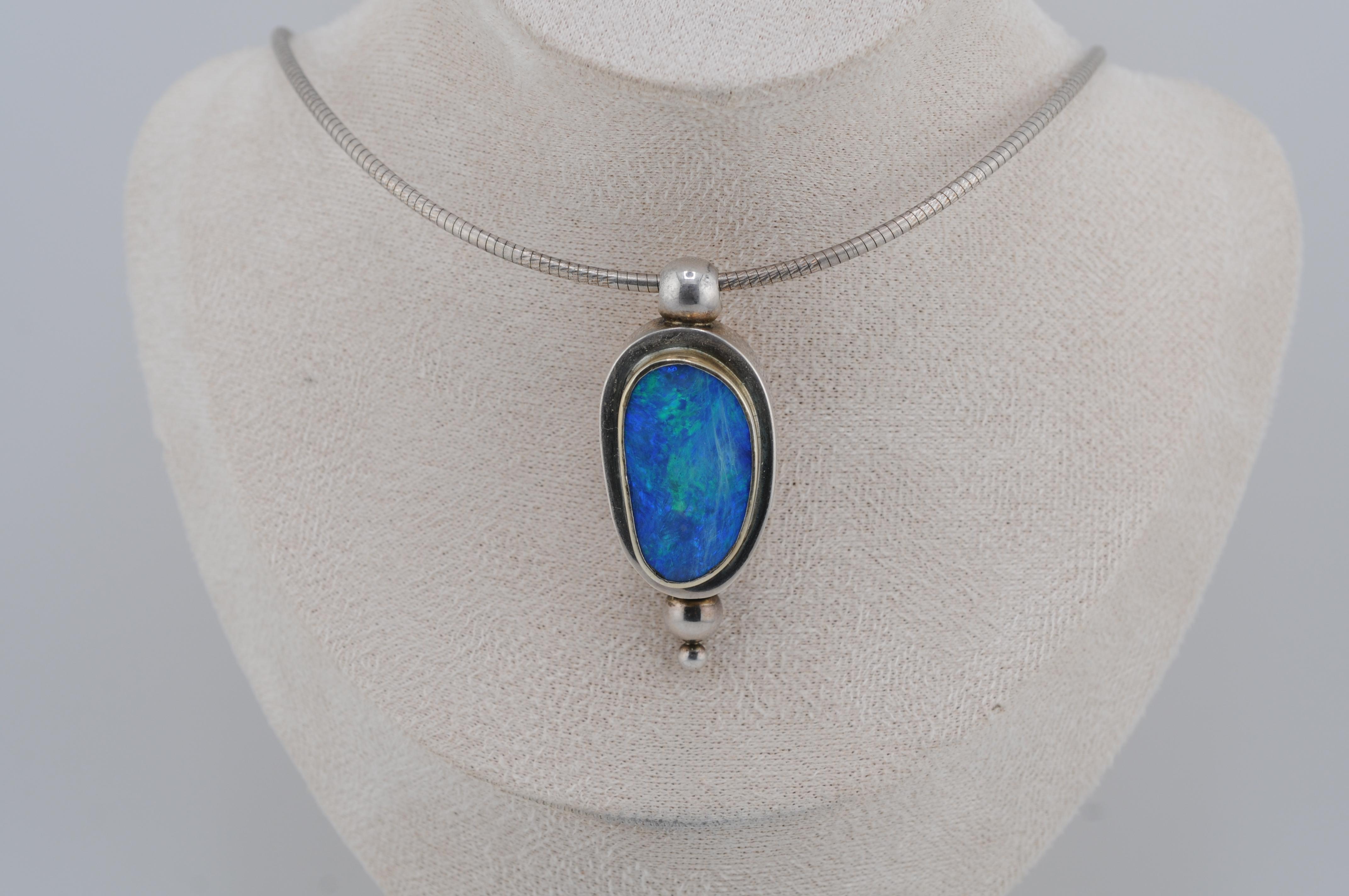 Boulder-Opal-Halskette aus Sterlingsilber mit Goldakzenten im Angebot 1