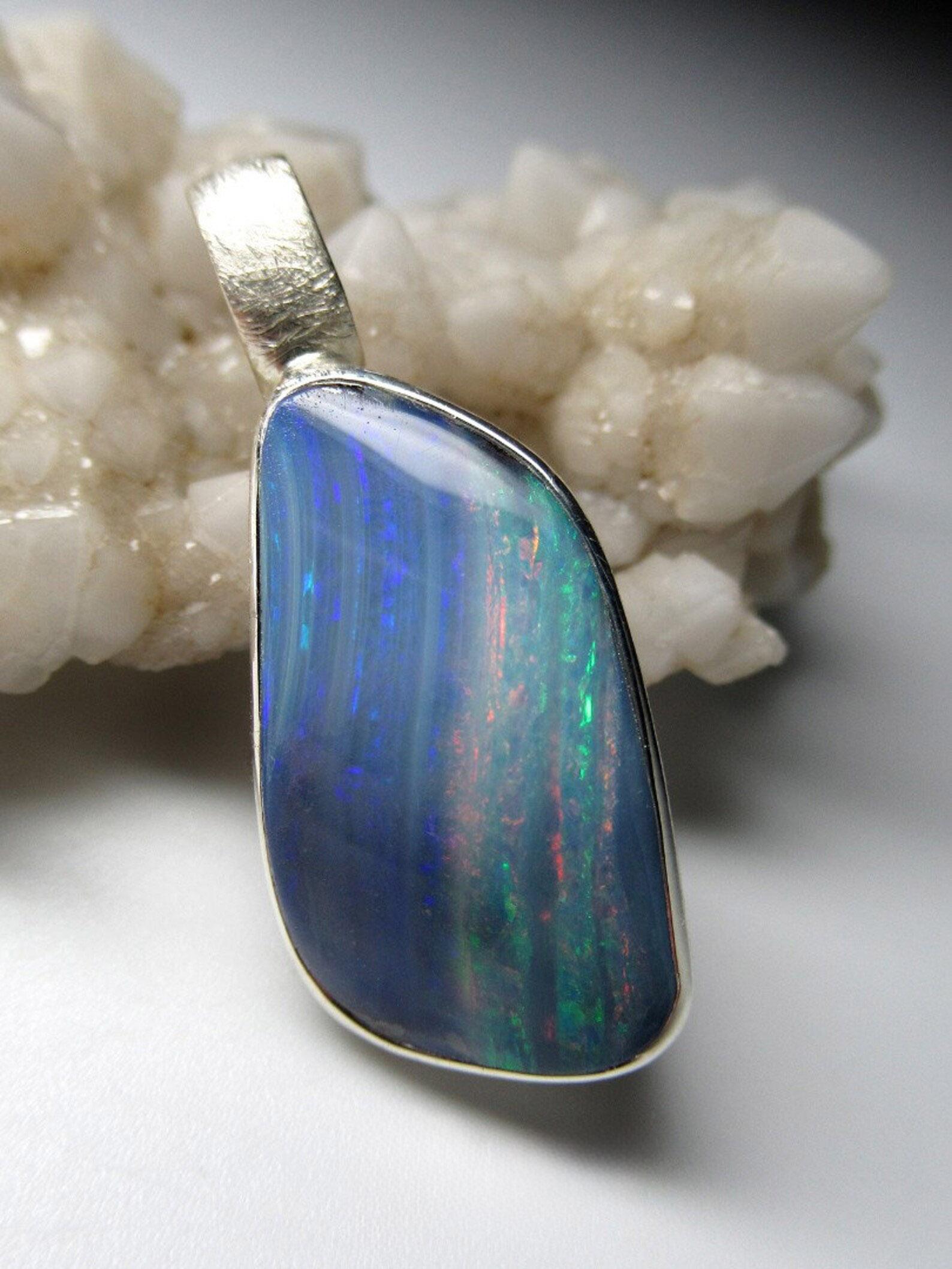 Artiste Pendentif Boulder Opal Colorful Blue Natural Australian Gemstone Cadeau unisexe en vente