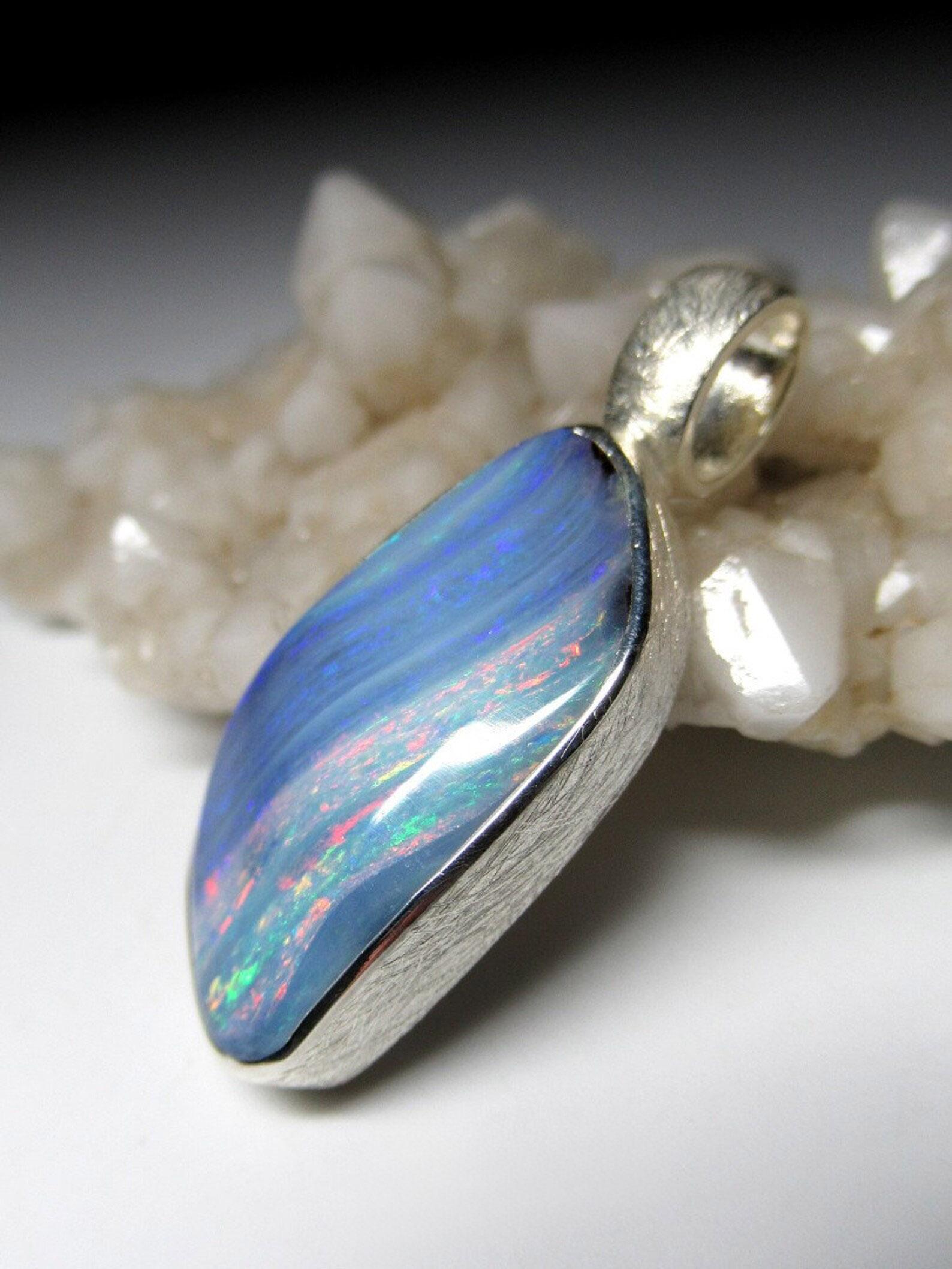 Pendentif Boulder Opal Colorful Blue Natural Australian Gemstone Cadeau unisexe Neuf - En vente à Berlin, DE