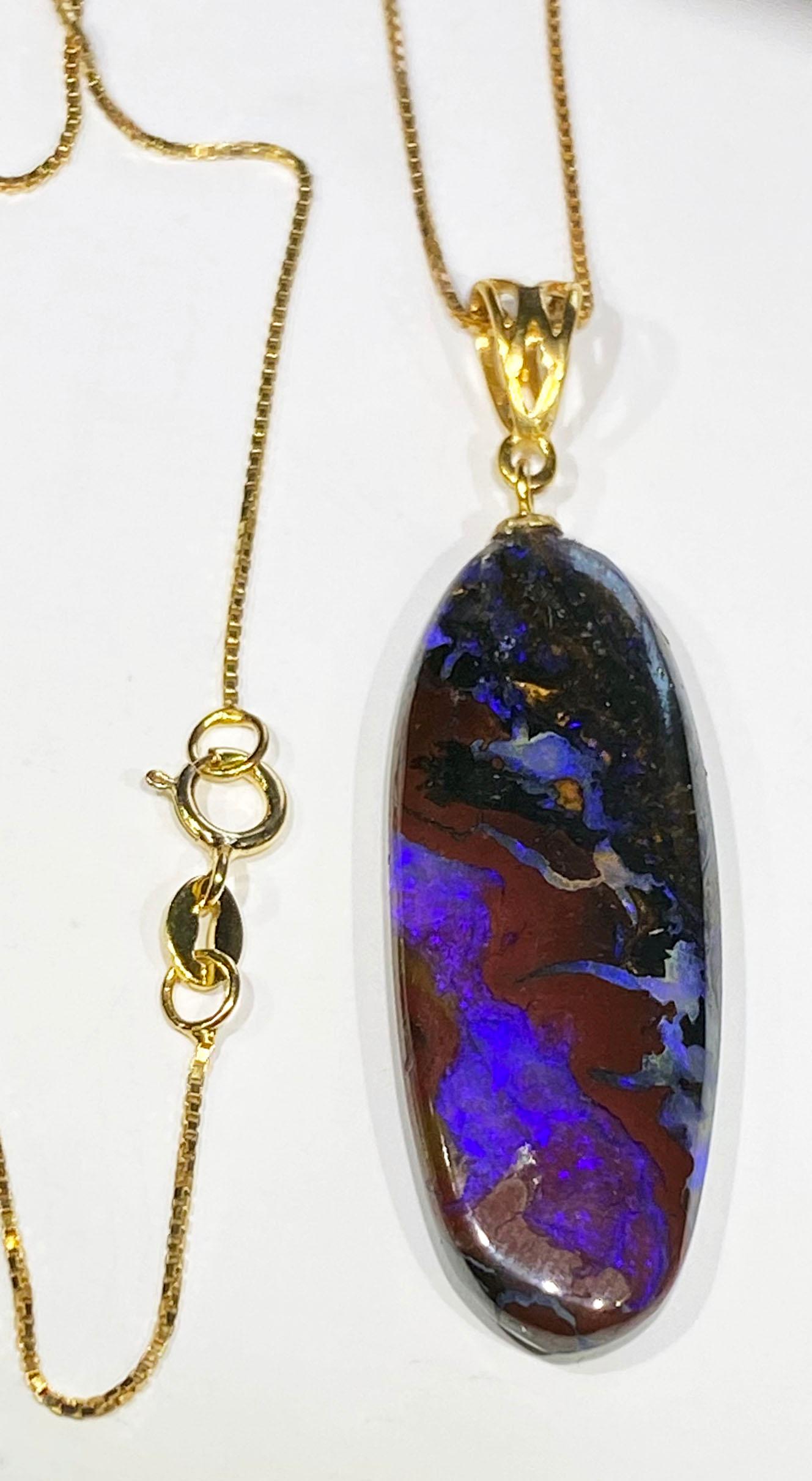 Pendentif en opale de roche sur chaîne en argent plaqué or en vente 5