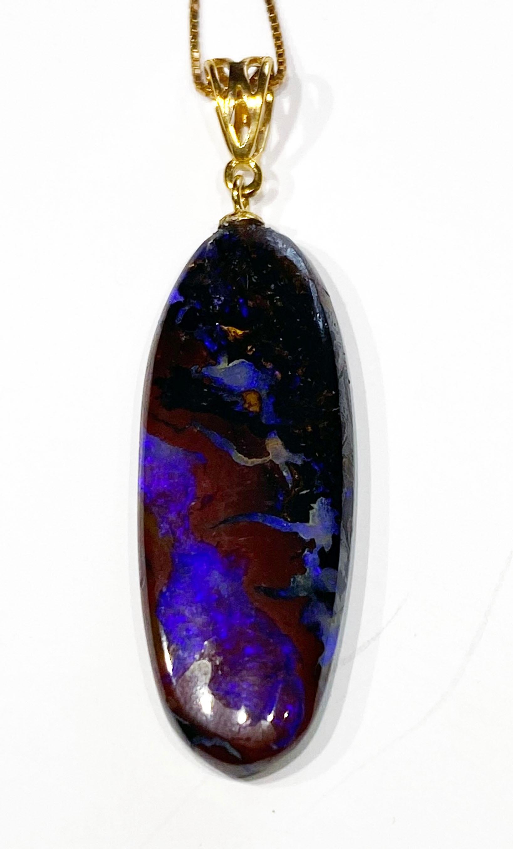 Pendentif en opale de roche sur chaîne en argent plaqué or en vente 6