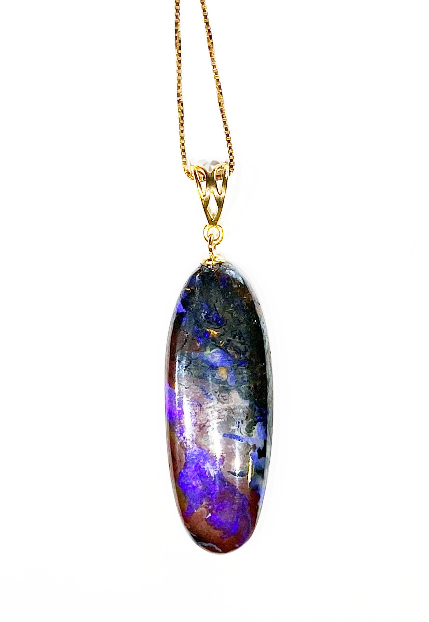 Pendentif en opale de roche sur chaîne en argent plaqué or en vente 7