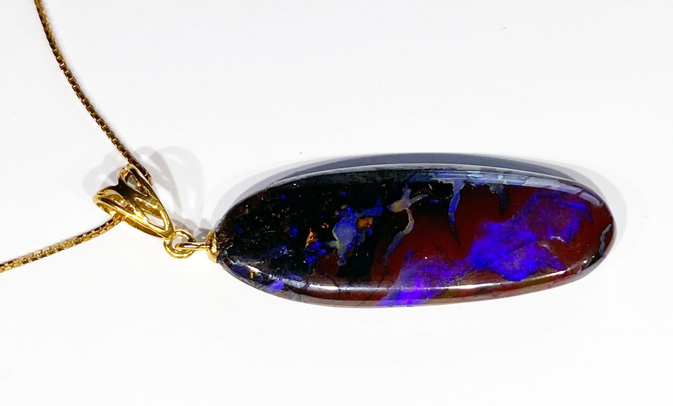 Un pendentif en opale australienne sur une chaîne en argent plaquée or de 20 pouces.

Originaire de San Diego, en Californie, Kary Adam a vécu dans la 