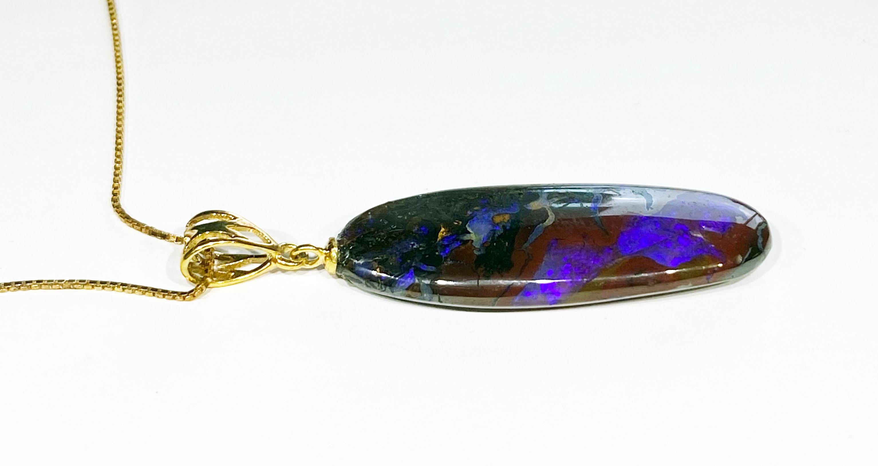 Pendentif en opale de roche sur chaîne en argent plaqué or en vente 2