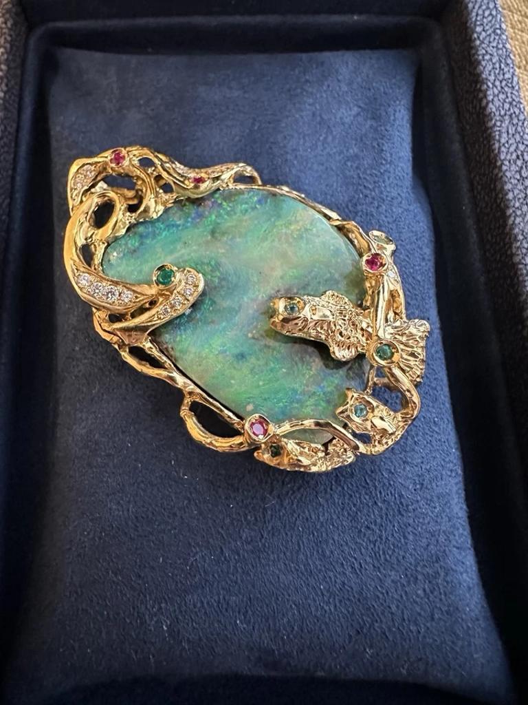 Taille ronde Pendentif Boulder Opal avec pierres précieuses et diamants en or jaune 18k en vente