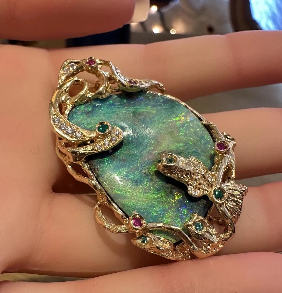 Pendentif Boulder Opal avec pierres précieuses et diamants en or jaune 18k en vente 1