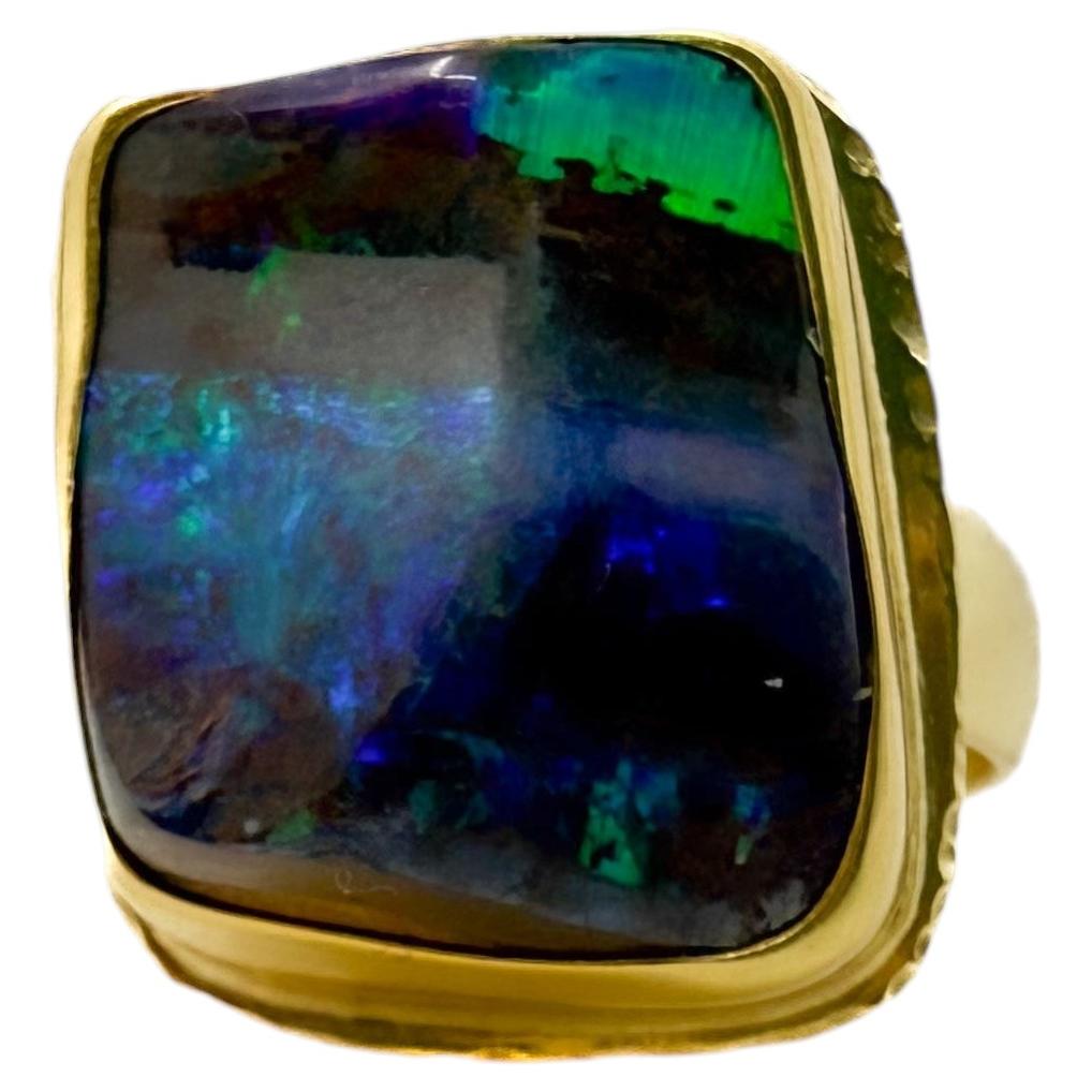 Jennifer Kalled: 22 Karat 18k Gold Pyramidenring mit Boulder-Opal und Stein in Blau und Grün im Angebot