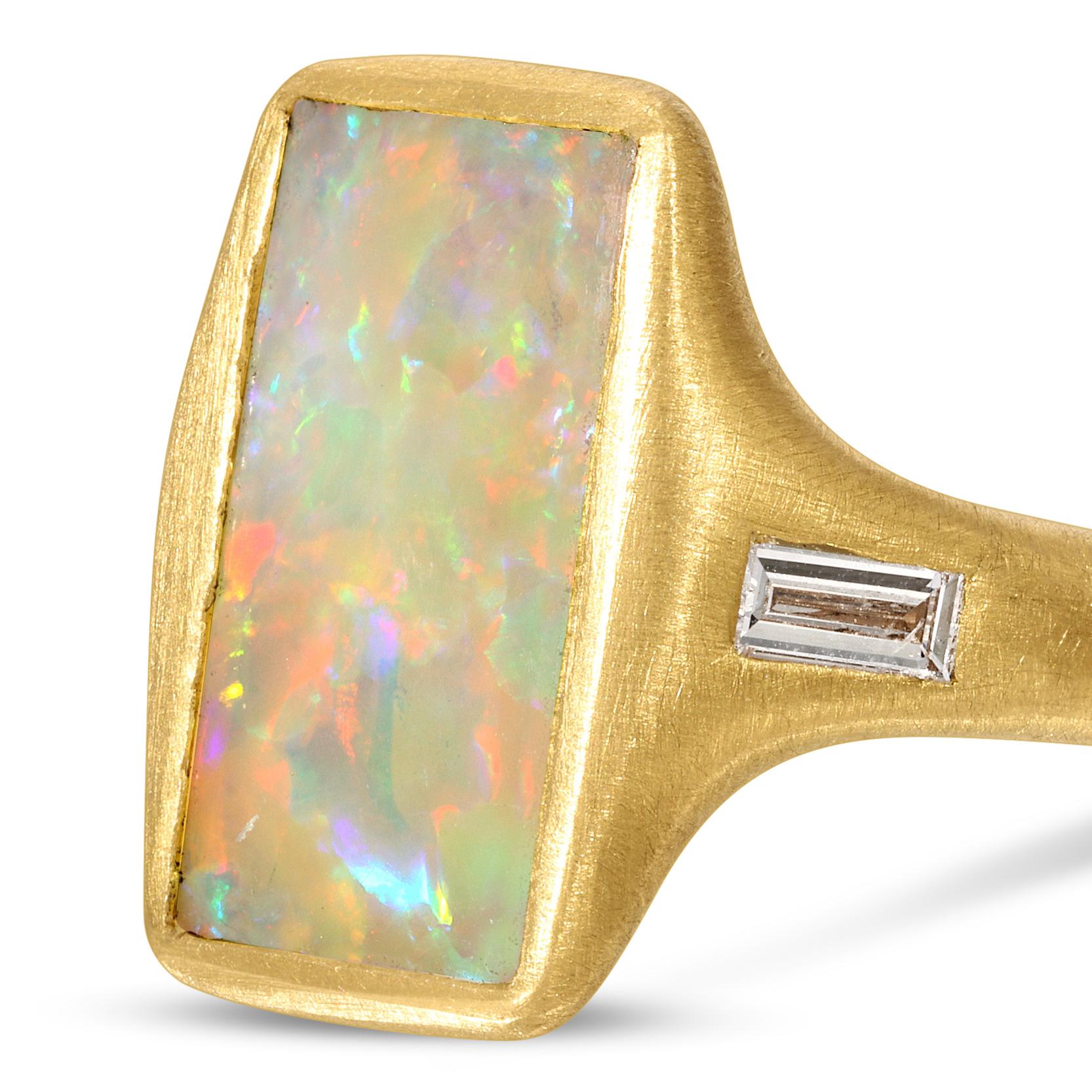 Boulder-Opalring mit Diamant- Baguettes aus 18 Karat mattem Gelbgold (Baguetteschliff) im Angebot