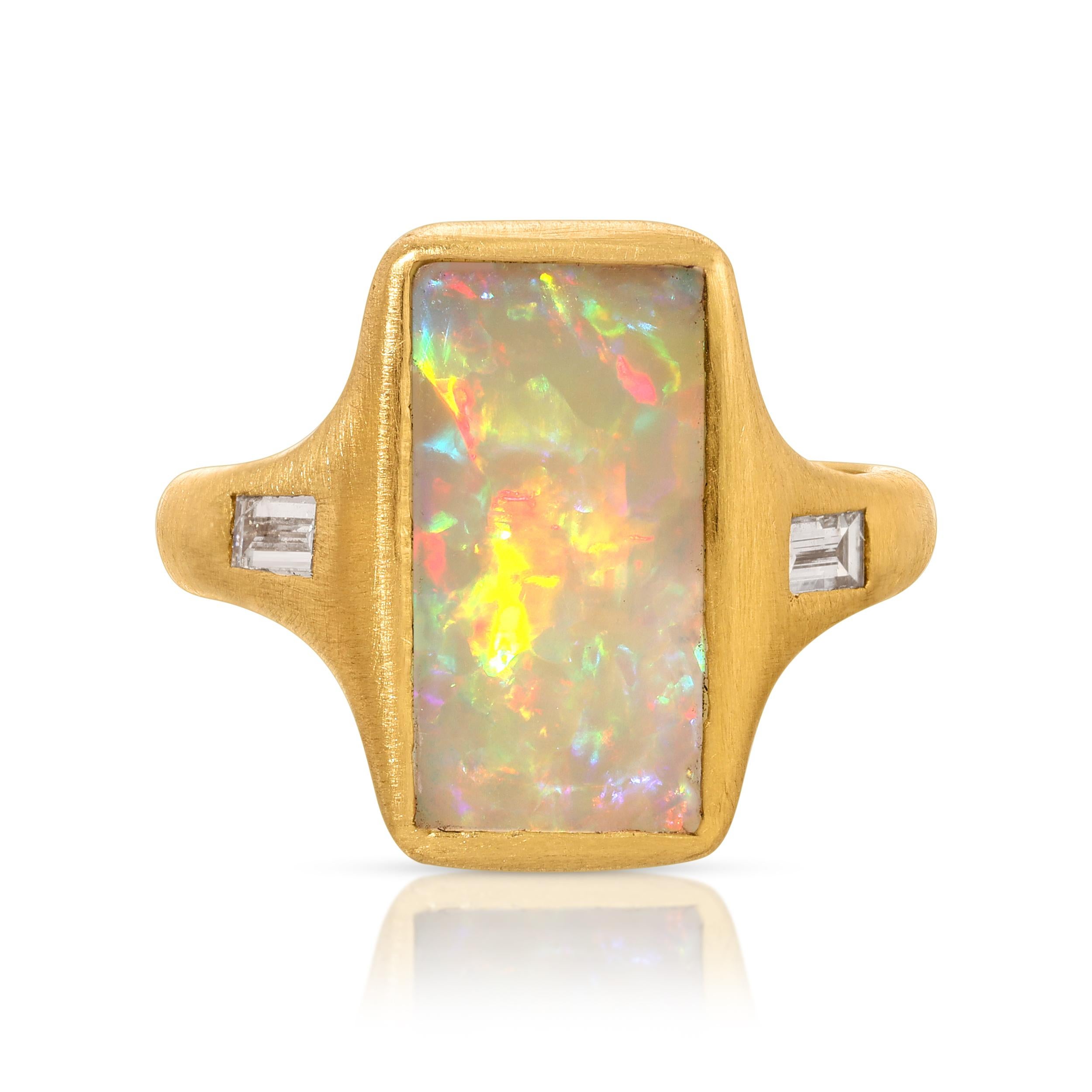 Boulder-Opalring mit Diamant- Baguettes aus 18 Karat mattem Gelbgold im Zustand „Neu“ im Angebot in Santa Monica, CA