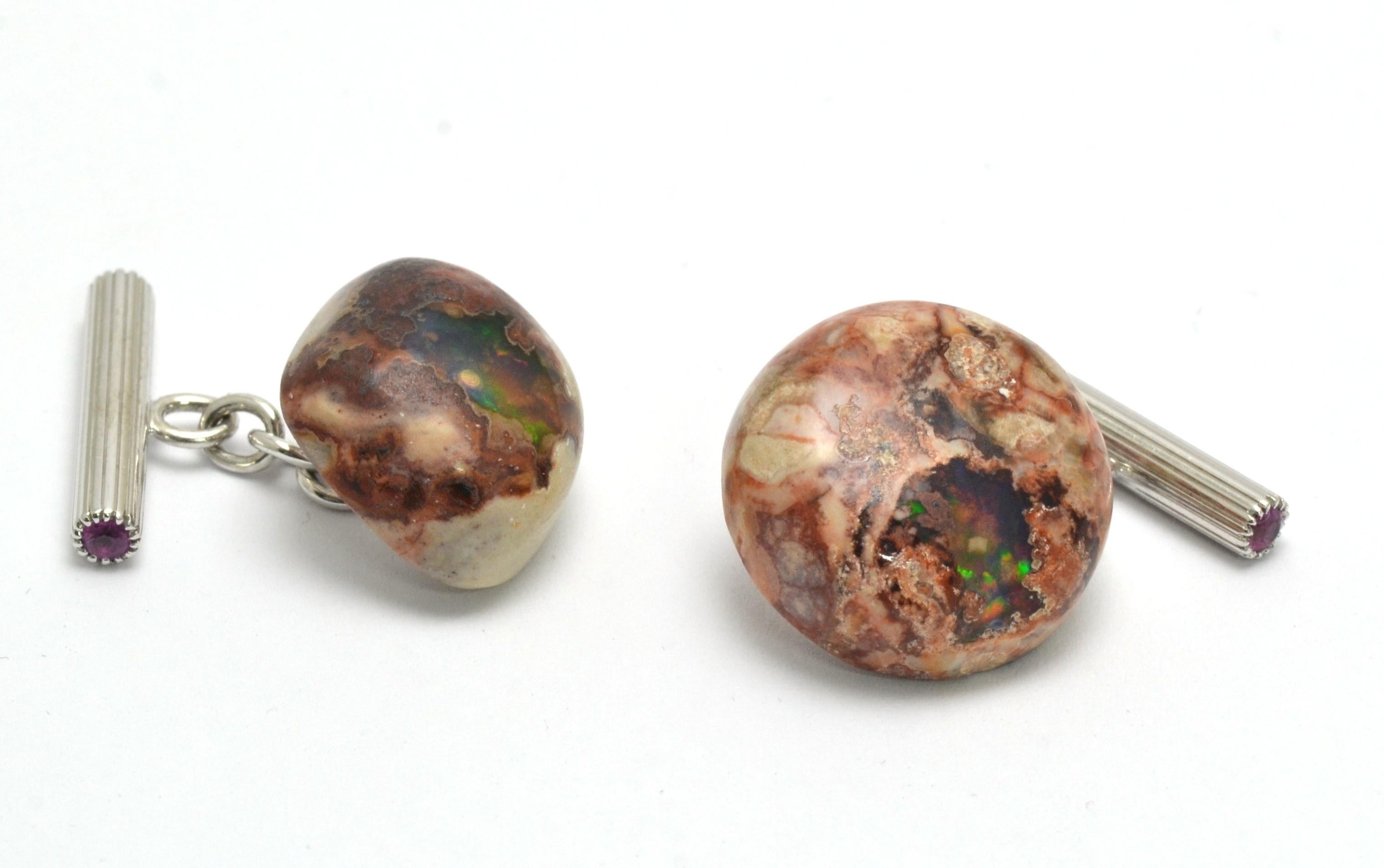 Fait à la main à Margherita Burgener  atelier familial,  basés à Valenza, en Italie, ces boutons de manchette présentent deux caractéristiques intéressantes.  Opales uniques de Boulder  dans leur forme et leur taille naturelles.  Les opales