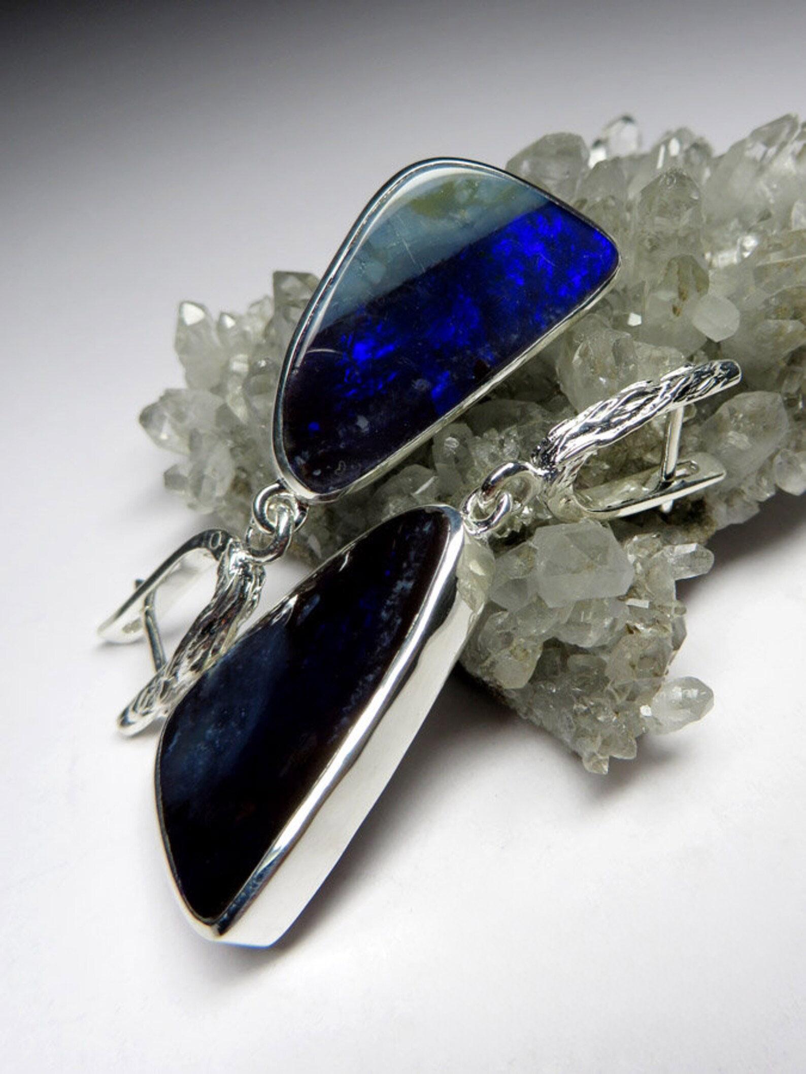 Pendants d'oreilles en argent avec opale Boulder et Delphinium bleu marine style Ariel en vente 1