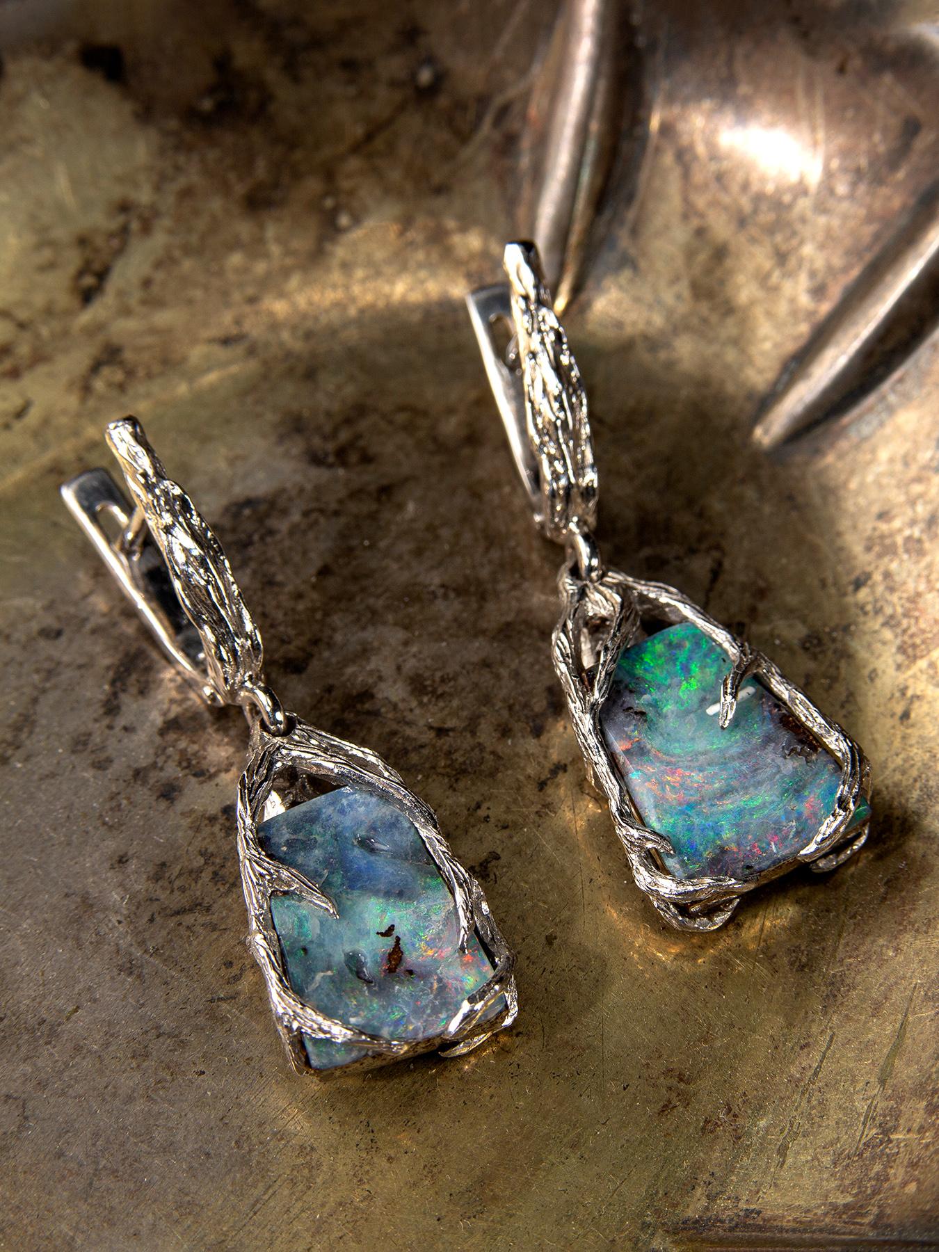 Natürlicher Boulder Opal Silber Ohrringe
Opal Herkunft - Australien 
Abmessungen der Opale - 0.14 х 0.43 х 0.63 in / 4 х 11 х 16 mm
Gewicht des Opals - 12,55 Karat
Länge der Ohrringe - 1,61 Zoll / 41 mm
Gewicht des Ohrrings - 8.24 Gramm

Roots