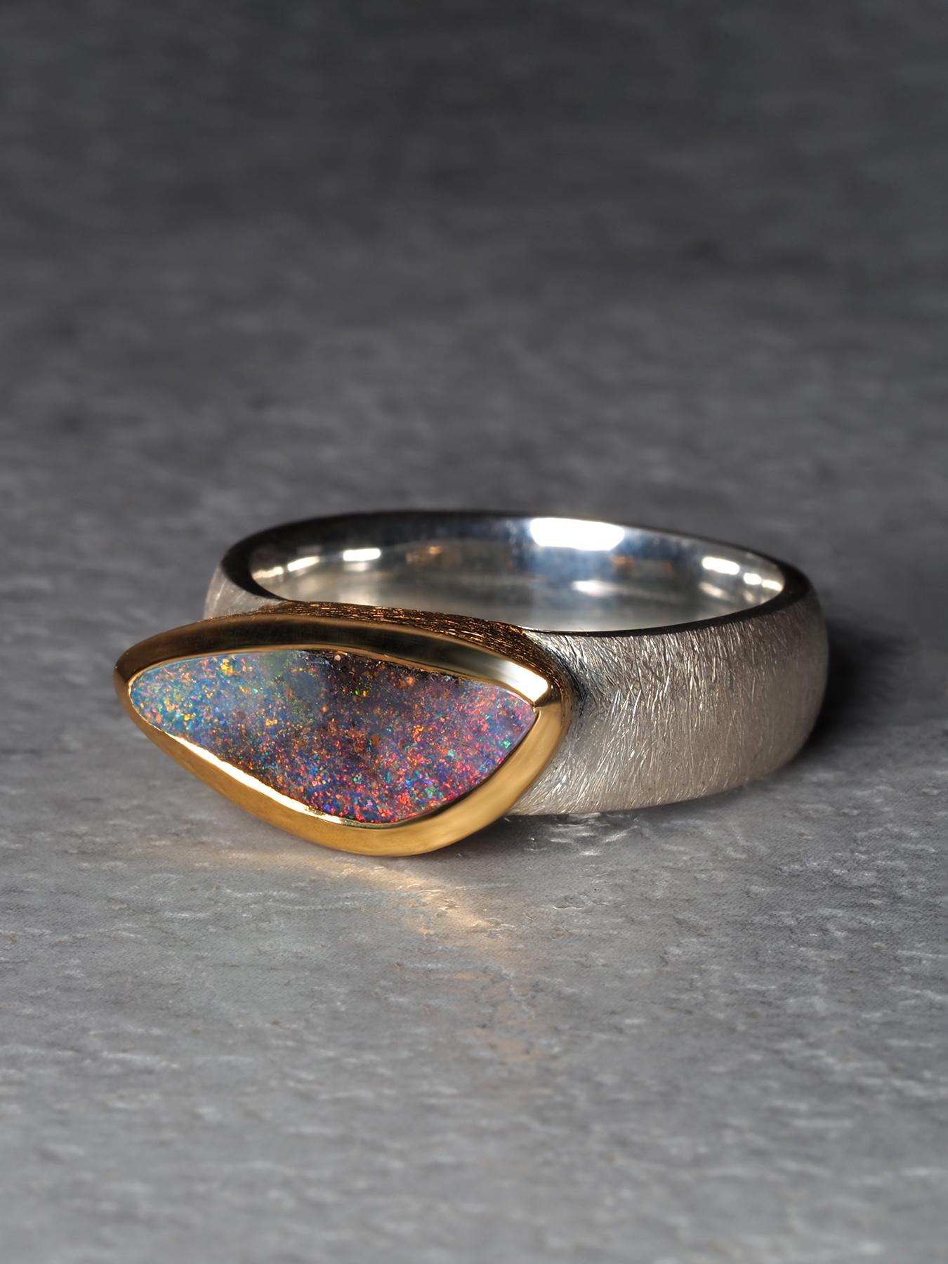 Anello Boulder Opal in argento e oro, unico anello di fidanzamento in opale per l'anniversario, misura 8 in vendita 4
