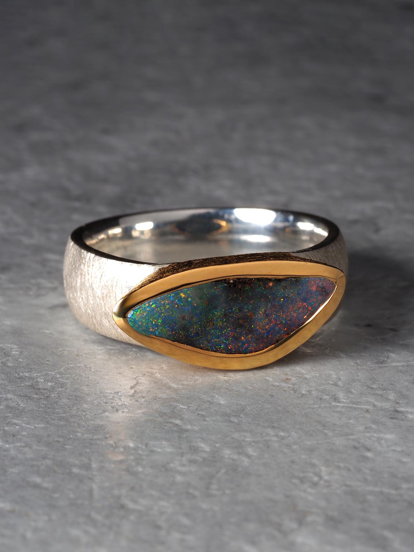Anello Boulder Opal in argento e oro, unico anello di fidanzamento in opale per l'anniversario, misura 8 in vendita 5