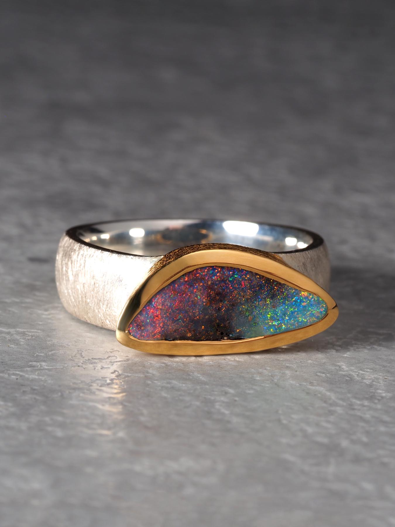 Artigiano Anello Boulder Opal in argento e oro, unico anello di fidanzamento in opale per l'anniversario, misura 8 in vendita