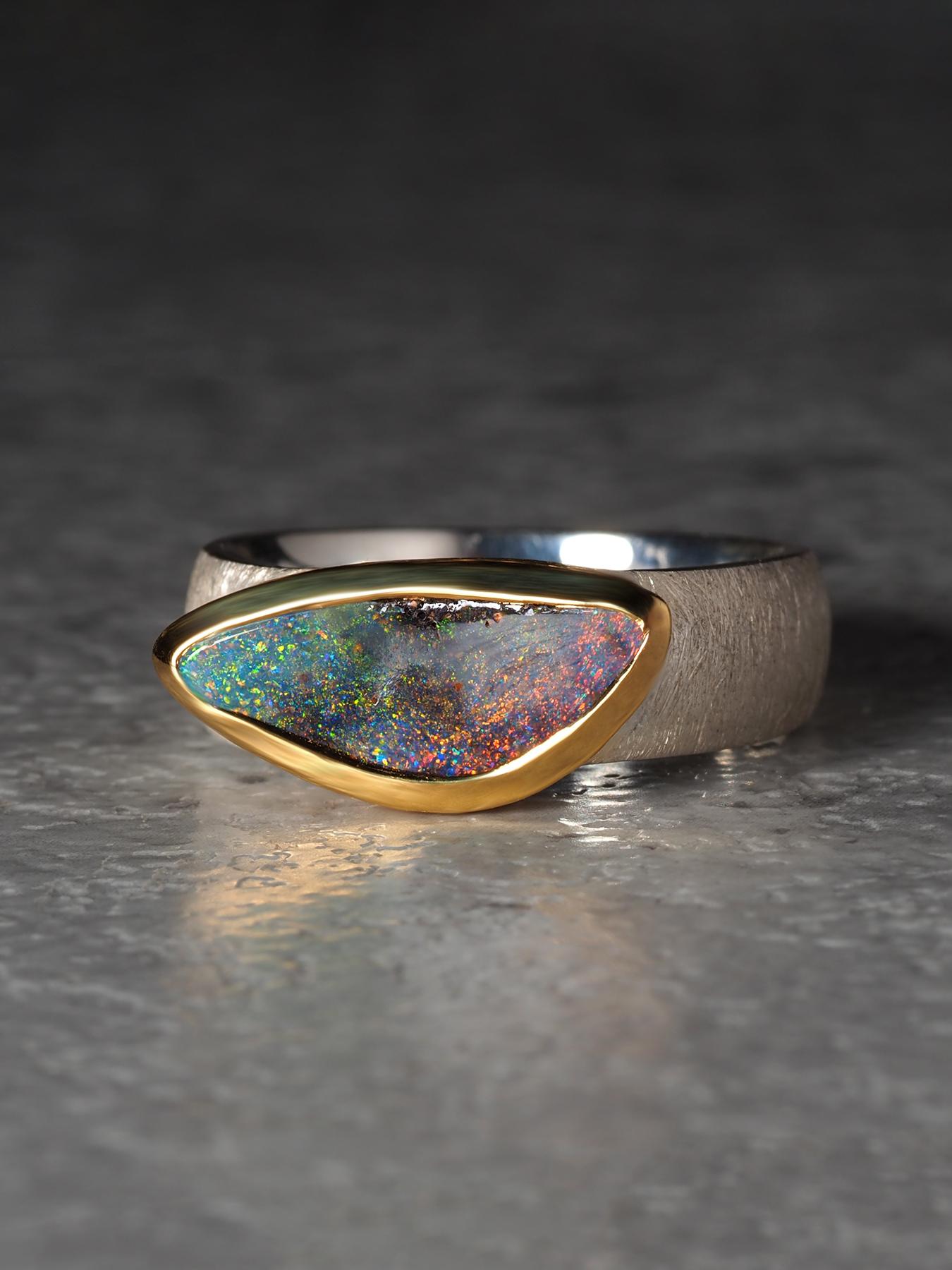 Taglio trillion Anello Boulder Opal in argento e oro, unico anello di fidanzamento in opale per l'anniversario, misura 8 in vendita