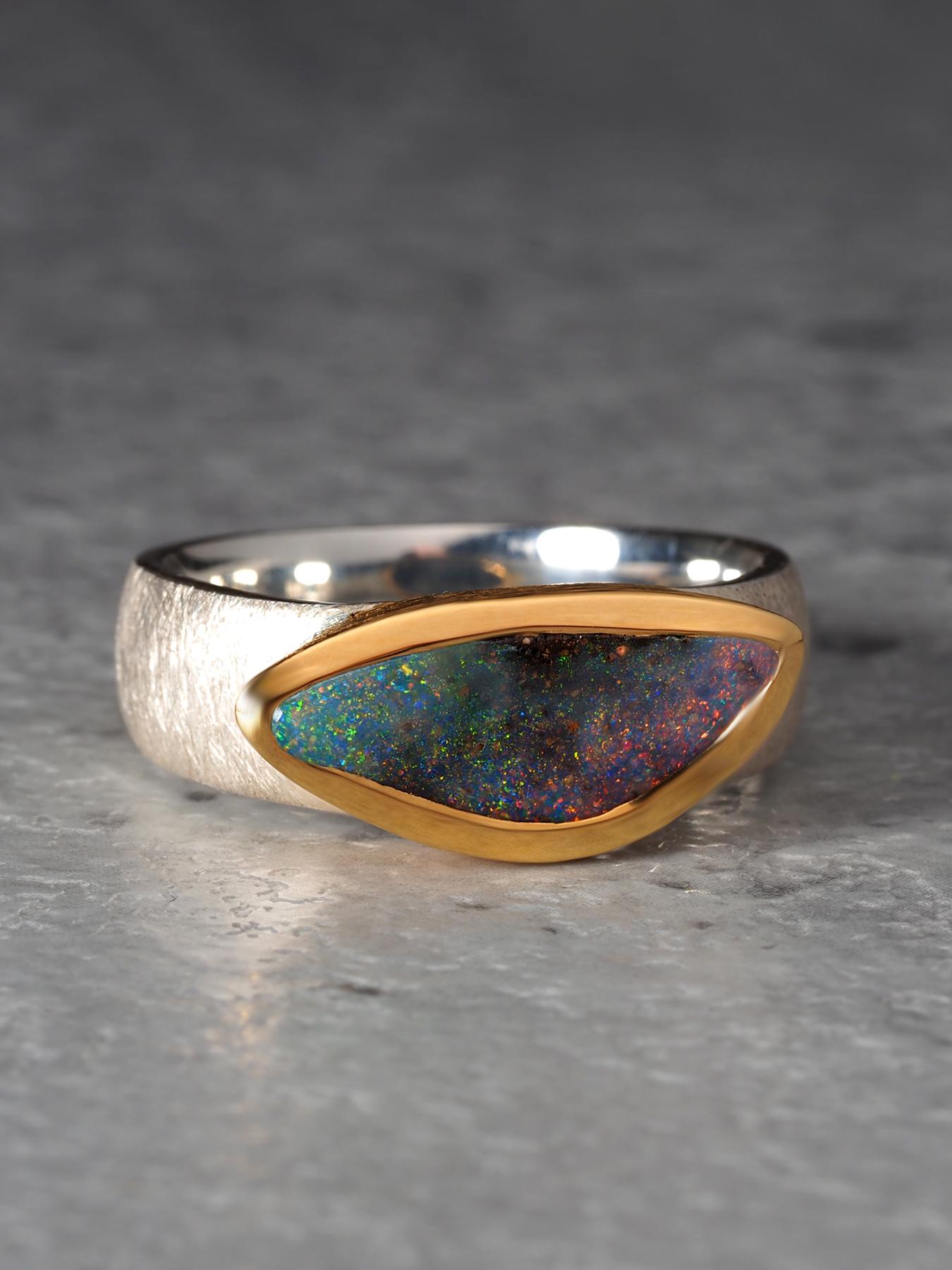 Anello Boulder Opal in argento e oro, unico anello di fidanzamento in opale per l'anniversario, misura 8 In condizioni Nuovo in vendita a Berlin, DE