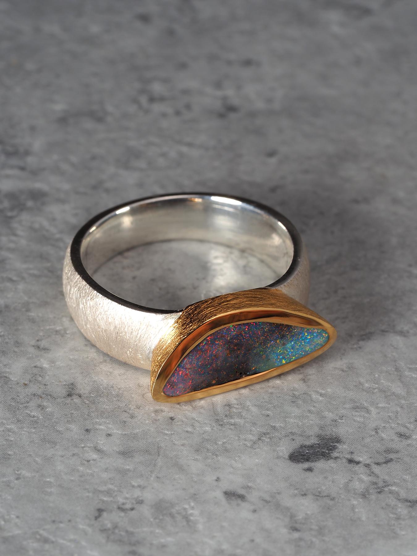 da uomo o donna Anello Boulder Opal in argento e oro, unico anello di fidanzamento in opale per l'anniversario, misura 8 in vendita