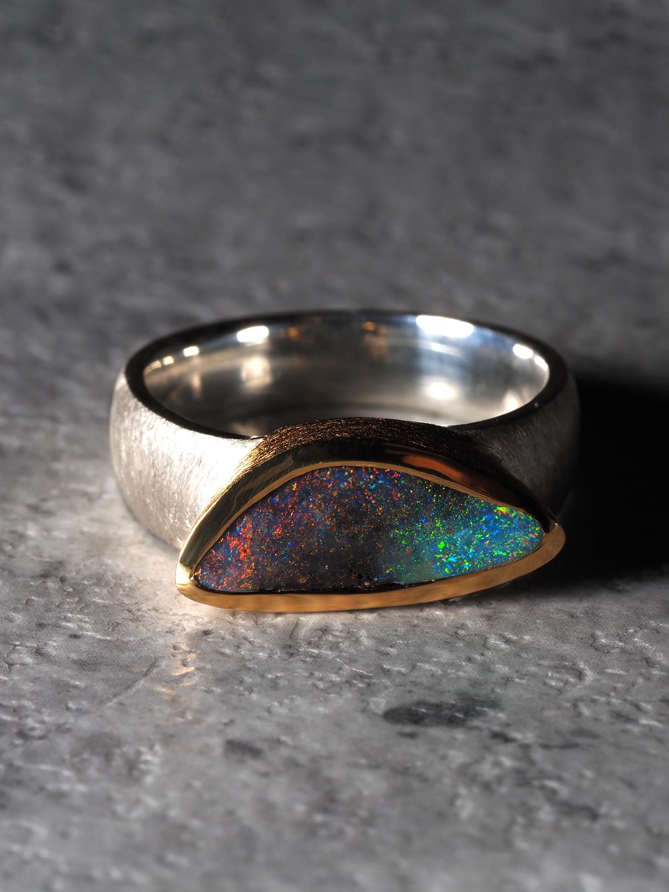 Anello Boulder Opal in argento e oro, unico anello di fidanzamento in opale per l'anniversario, misura 8 in vendita 1