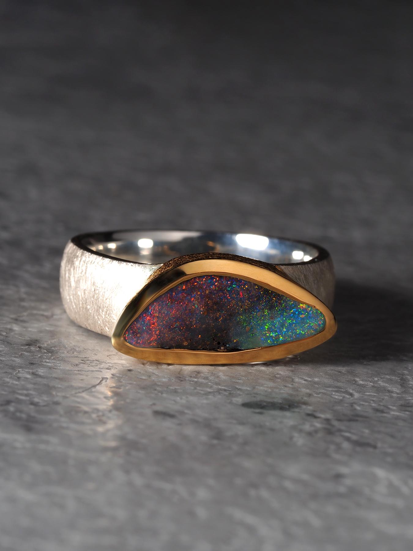 Anello Boulder Opal in argento e oro, unico anello di fidanzamento in opale per l'anniversario, misura 8 in vendita 2