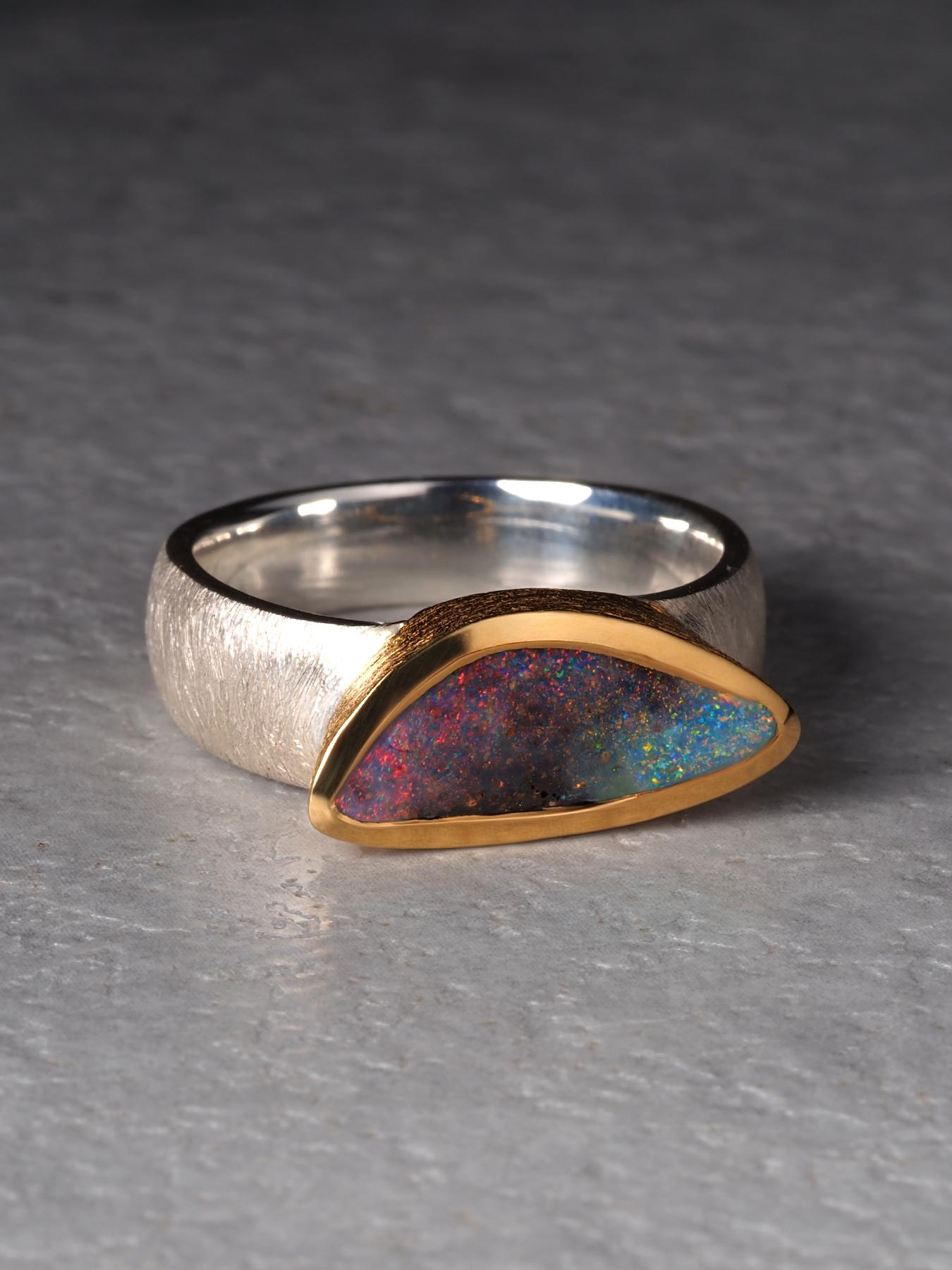 Anello Boulder Opal in argento e oro, unico anello di fidanzamento in opale per l'anniversario, misura 8 in vendita 3