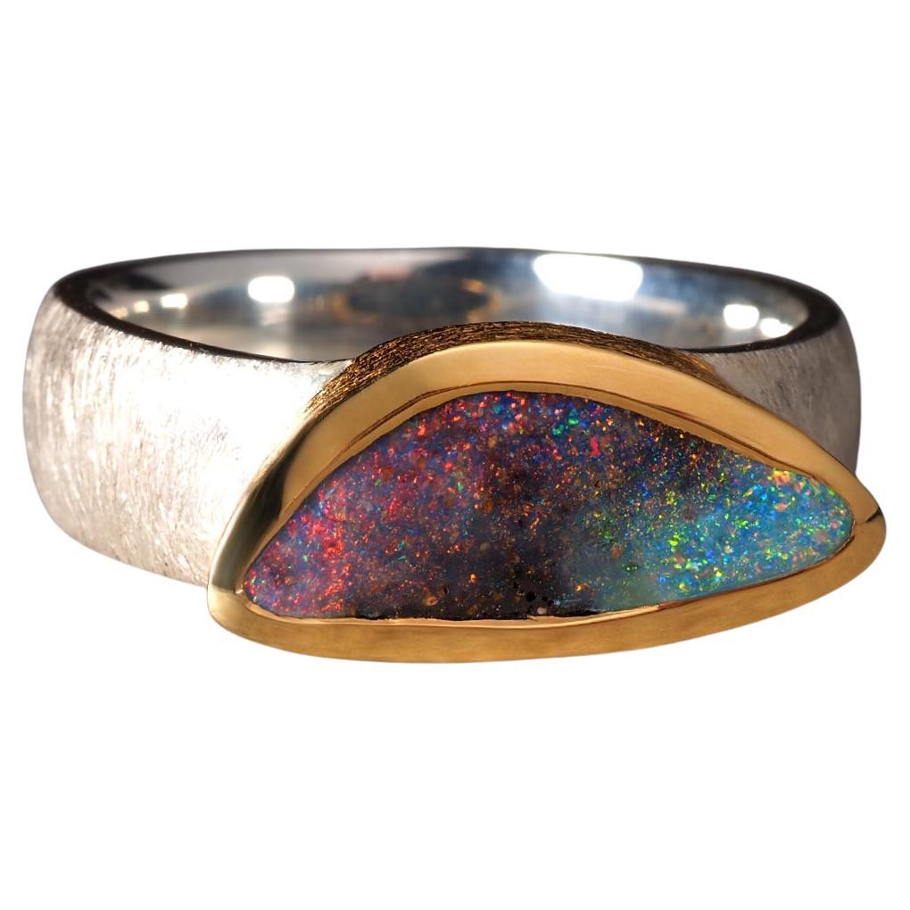 Anello Boulder Opal in argento e oro, unico anello di fidanzamento in opale per l
anniversario, misura 8 in vendita